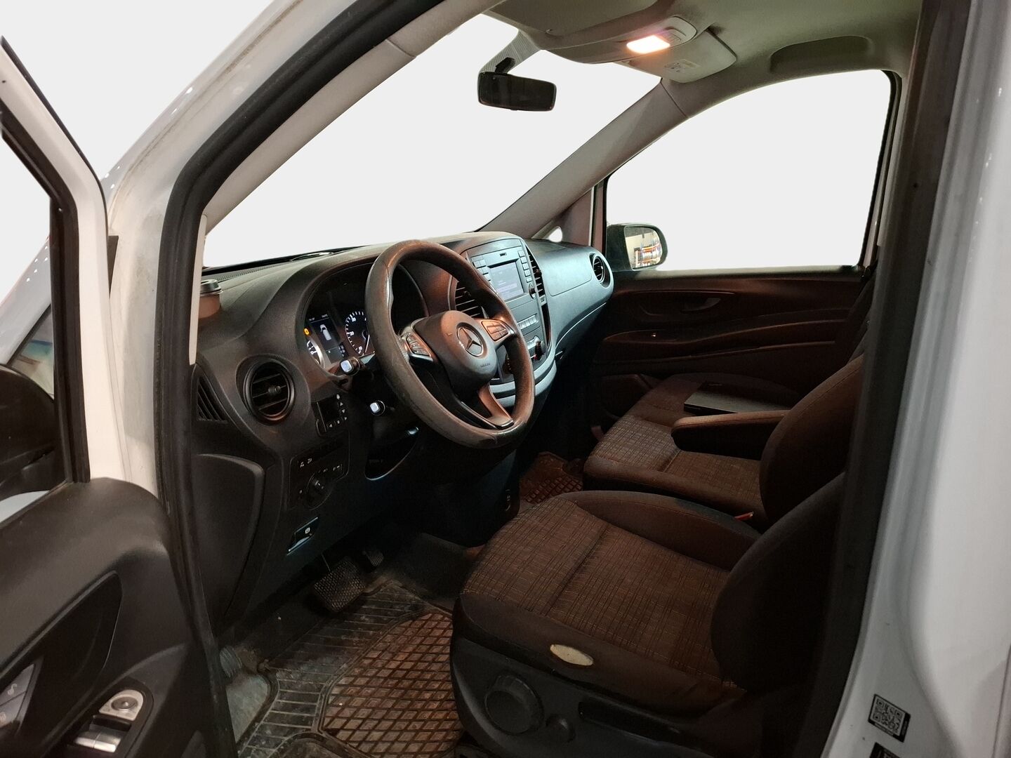 Mercedes-Benz Vito 2016 114CDI 4x4-3,05/32K keskipitkä A2 A / Webasto / Koukku / Vakkari / P. kamera / Bluetooth audio / P. Tutkat / - Extra ääni&lämpö- eristetty / 2x hyvät renkaat&vanteet / Siisti!