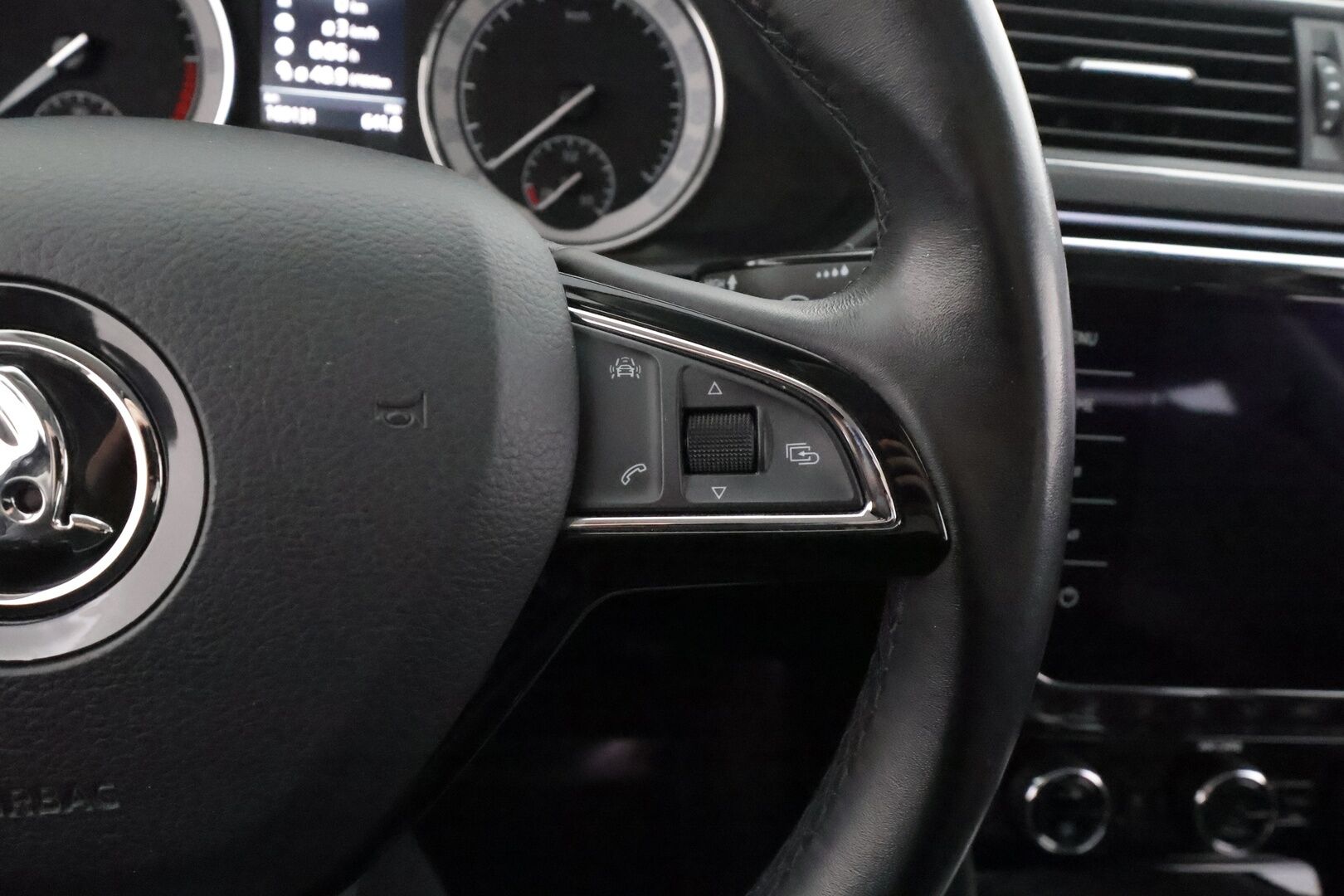Skoda Superb 2018 Combi 2,0 TDI 190 4x4 L&K DSG Autom. - | ACC | Webasto | Koukku | Hierova muistipenkki | Canton | Ilmastoidut Nahat | P.Kamera | LED | Apple&Android | Kahdet Renkaat | Merkkihuollettu |