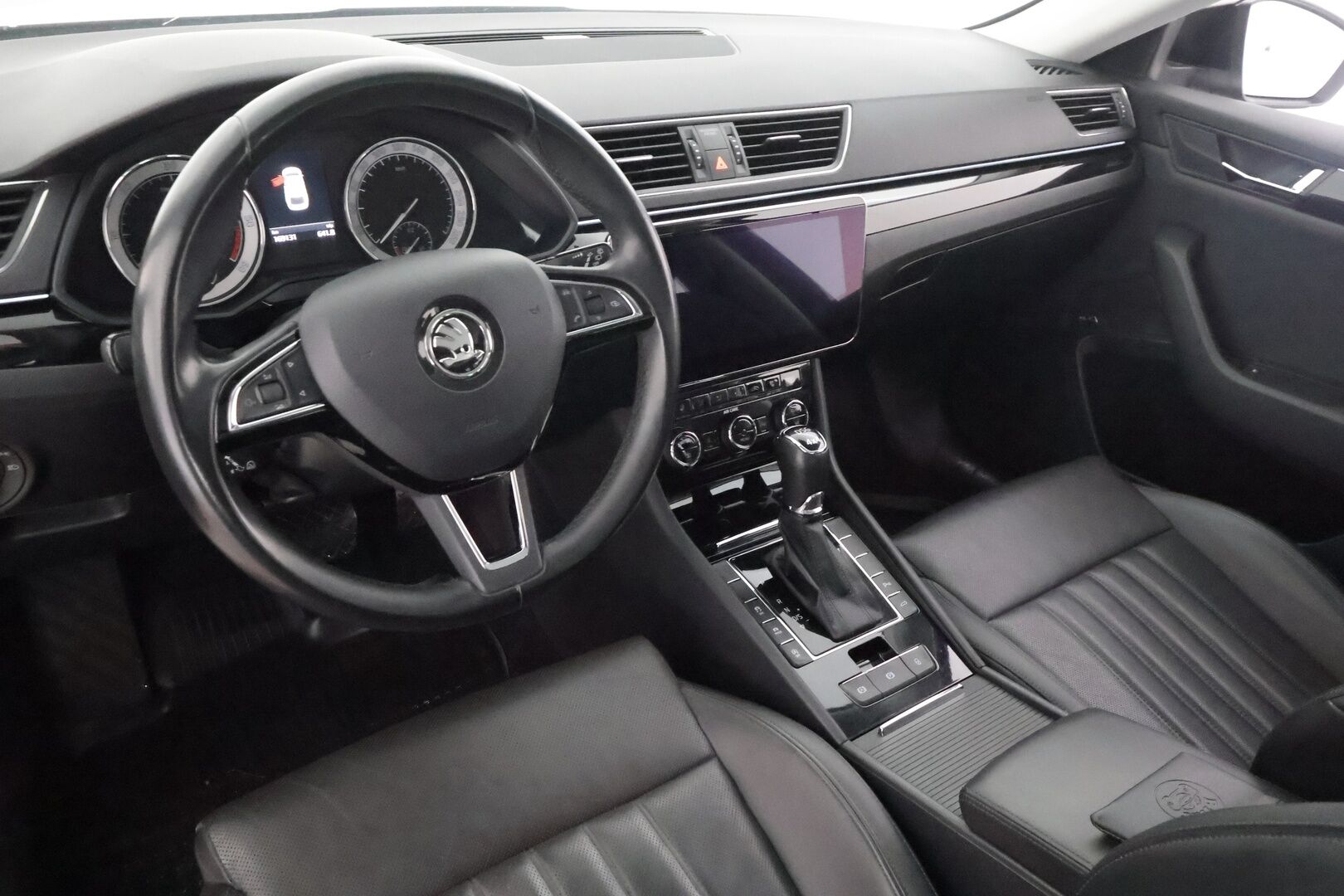 Skoda Superb 2018 Combi 2,0 TDI 190 4x4 L&K DSG Autom. - | ACC | Webasto | Koukku | Hierova muistipenkki | Canton | Ilmastoidut Nahat | P.Kamera | LED | Apple&Android | Kahdet Renkaat | Merkkihuollettu |
