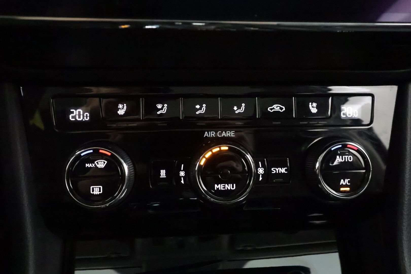 Skoda Superb 2018 Combi 2,0 TDI 190 4x4 L&K DSG Autom. - | ACC | Webasto | Koukku | Hierova muistipenkki | Canton | Ilmastoidut Nahat | P.Kamera | LED | Apple&Android | Kahdet Renkaat | Merkkihuollettu |