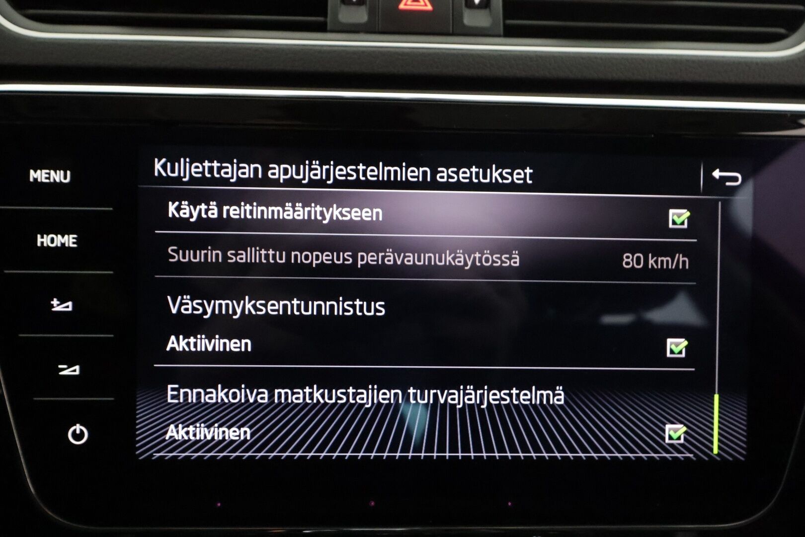Skoda Superb 2018 Combi 2,0 TDI 190 4x4 L&K DSG Autom. - | ACC | Webasto | Koukku | Hierova muistipenkki | Canton | Ilmastoidut Nahat | P.Kamera | LED | Apple&Android | Kahdet Renkaat | Merkkihuollettu |