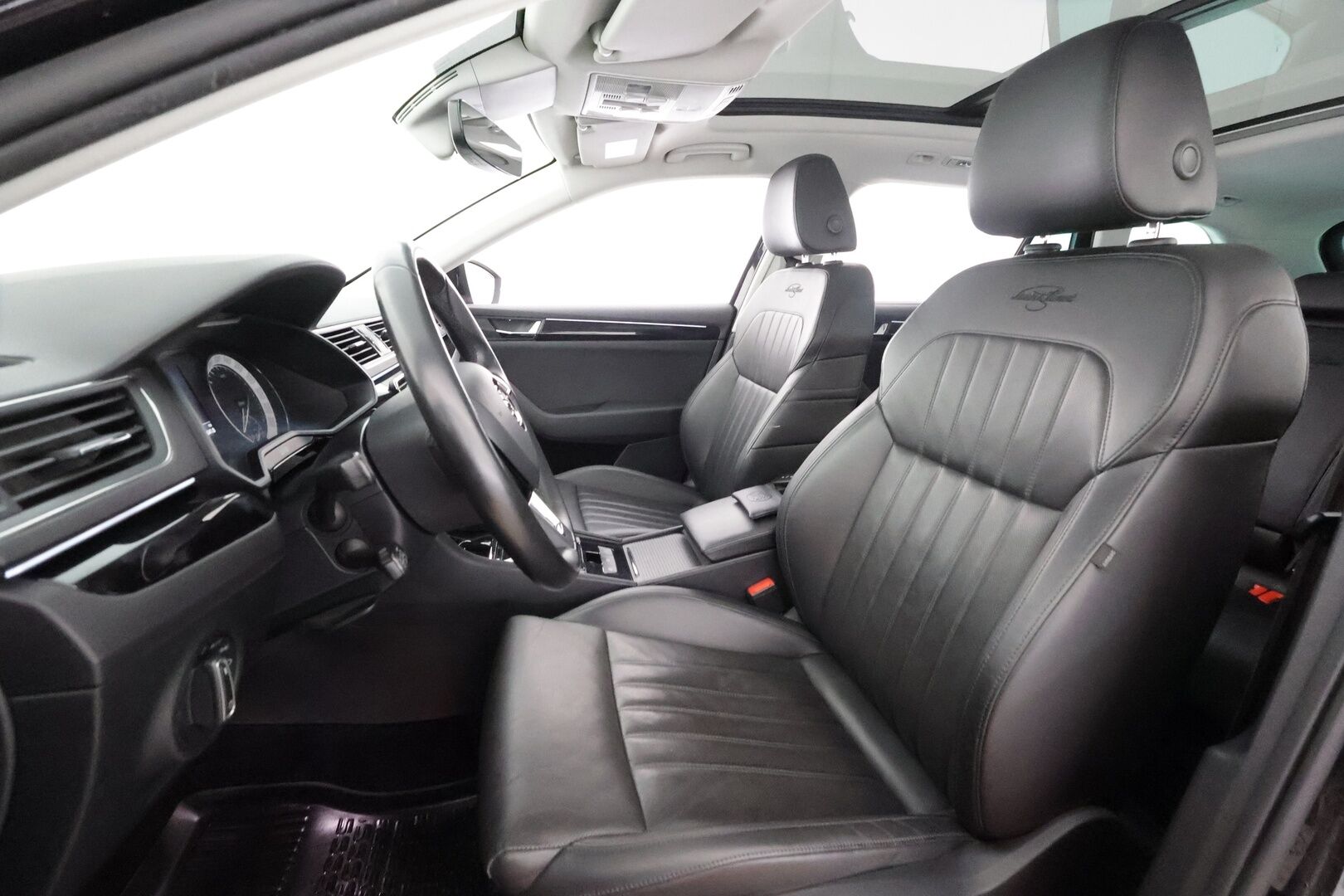Skoda Superb 2018 Combi 2,0 TDI 190 4x4 L&K DSG Autom. - | ACC | Webasto | Koukku | Hierova muistipenkki | Canton | Ilmastoidut Nahat | P.Kamera | LED | Apple&Android | Kahdet Renkaat | Merkkihuollettu |