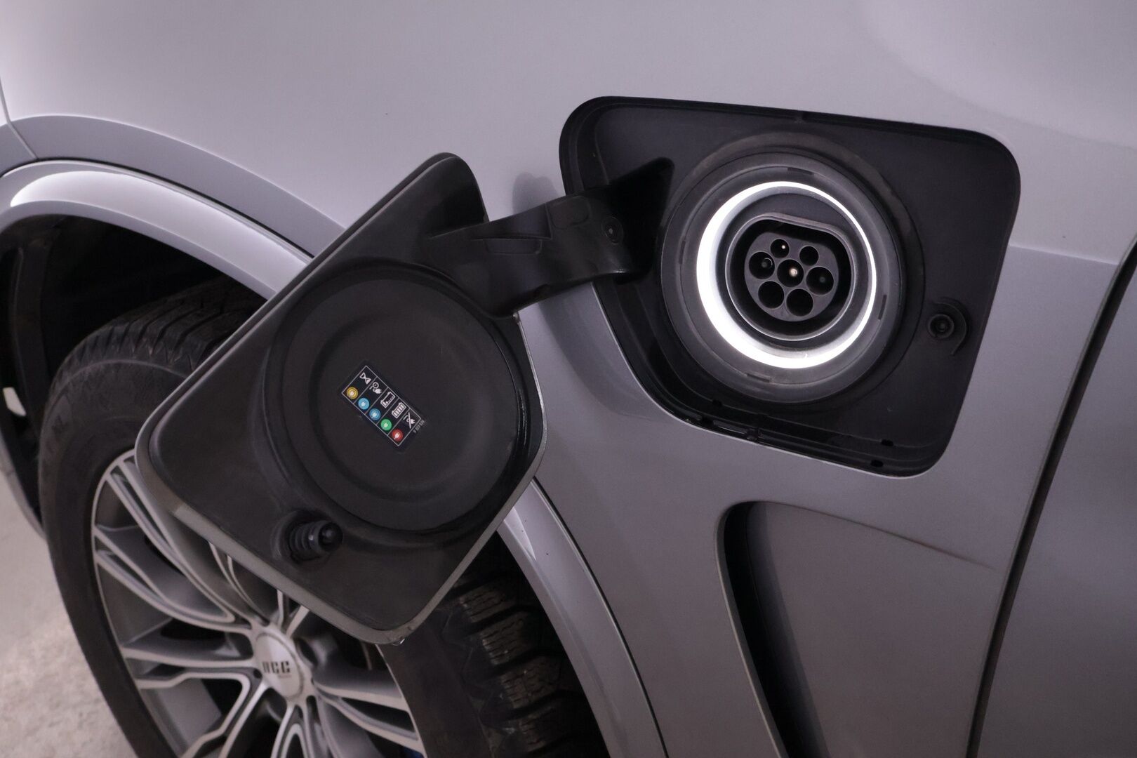 BMW X5 2016 F15 xDrive40e A M-sport *Myydään Huutokaupat.com* - *SOH 81% / Prof.Navi / Vakkari / Comfort penkit / Nahkapenkit / Keylessgo*