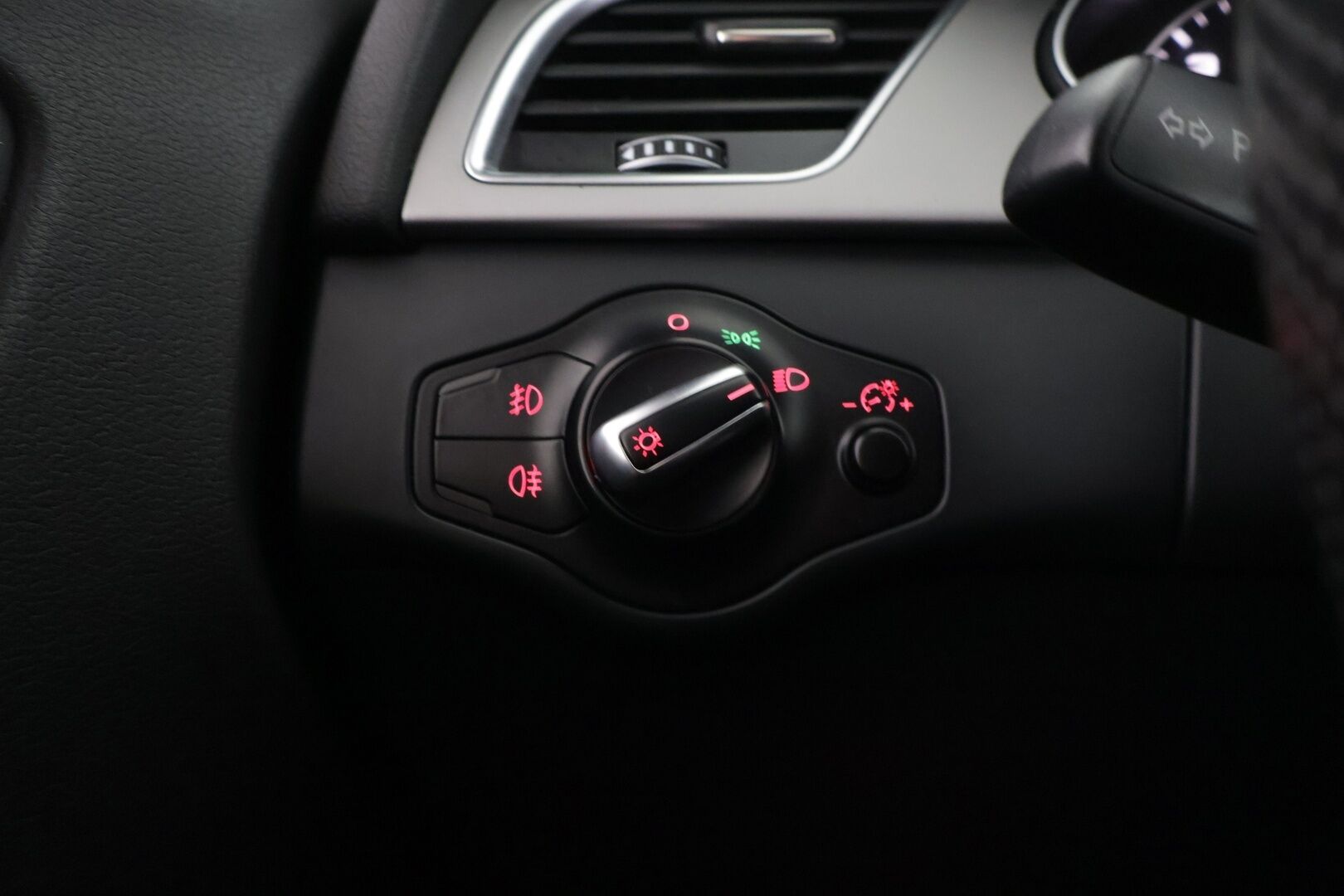 Audi A4 2014 Avant Business Sport 3,0 TDI 150kW S-Line */ Vakkari / Navi / Sport-penkit / Huoltokirja / 2x renkaat /* - *MYYDÄÄN HUUTOKAUPAT.COM*