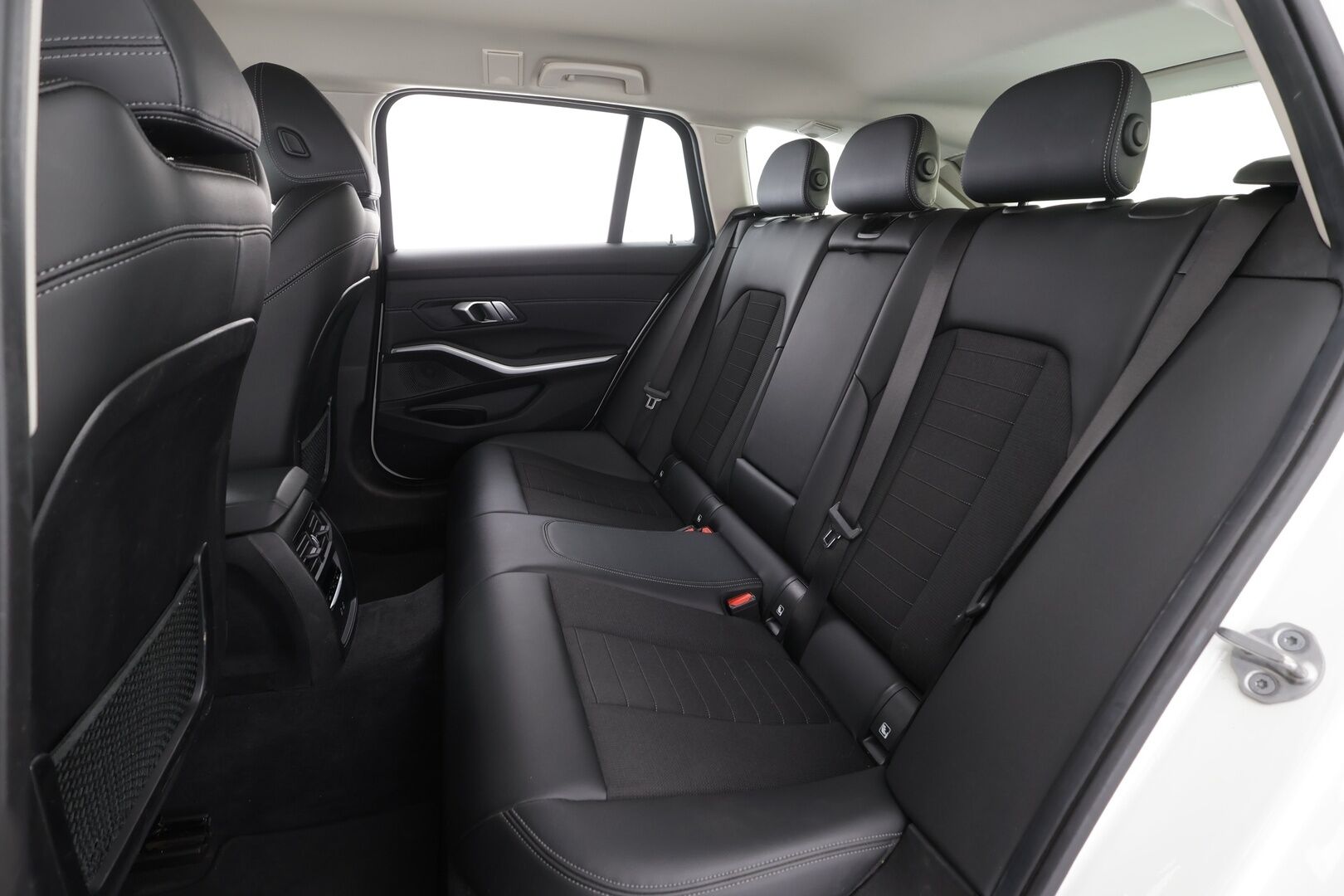 BMW 320 2022 G21 Touring 320d A xDrive Business MHEV * ACC / Sporttinahat / Hifi / LED / Comfort access / P:tutkat * - 1.Om Suomi-auto / Kahdet renkaat / Merkkihuollettu