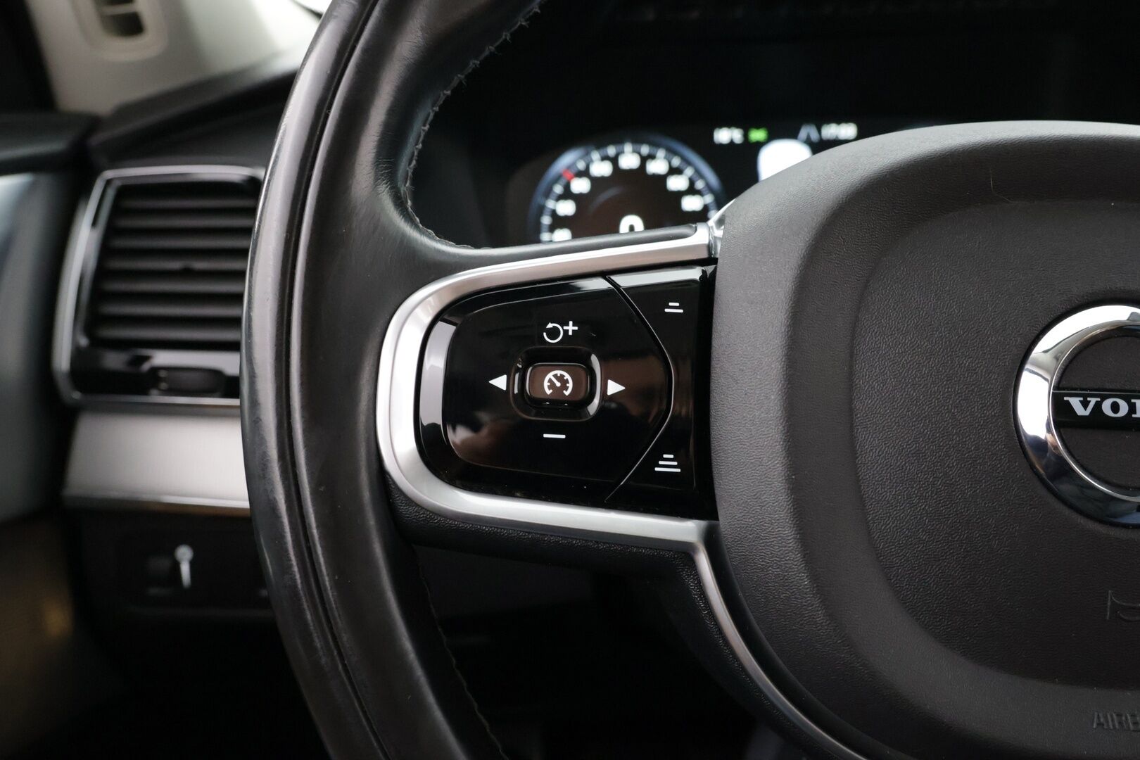 Volvo XC90 2016 D5 AWD Inscription Aut * ACC / Webasto / B&W / 360°-kamera / Panorama / HUD / Ilmastoidut muistinahat / Vetokoukku * - Ilma-alusta / Keyless / BLISS - HULLUT AVAJAISHULINAT KORKOTARJOUS 3,29 %