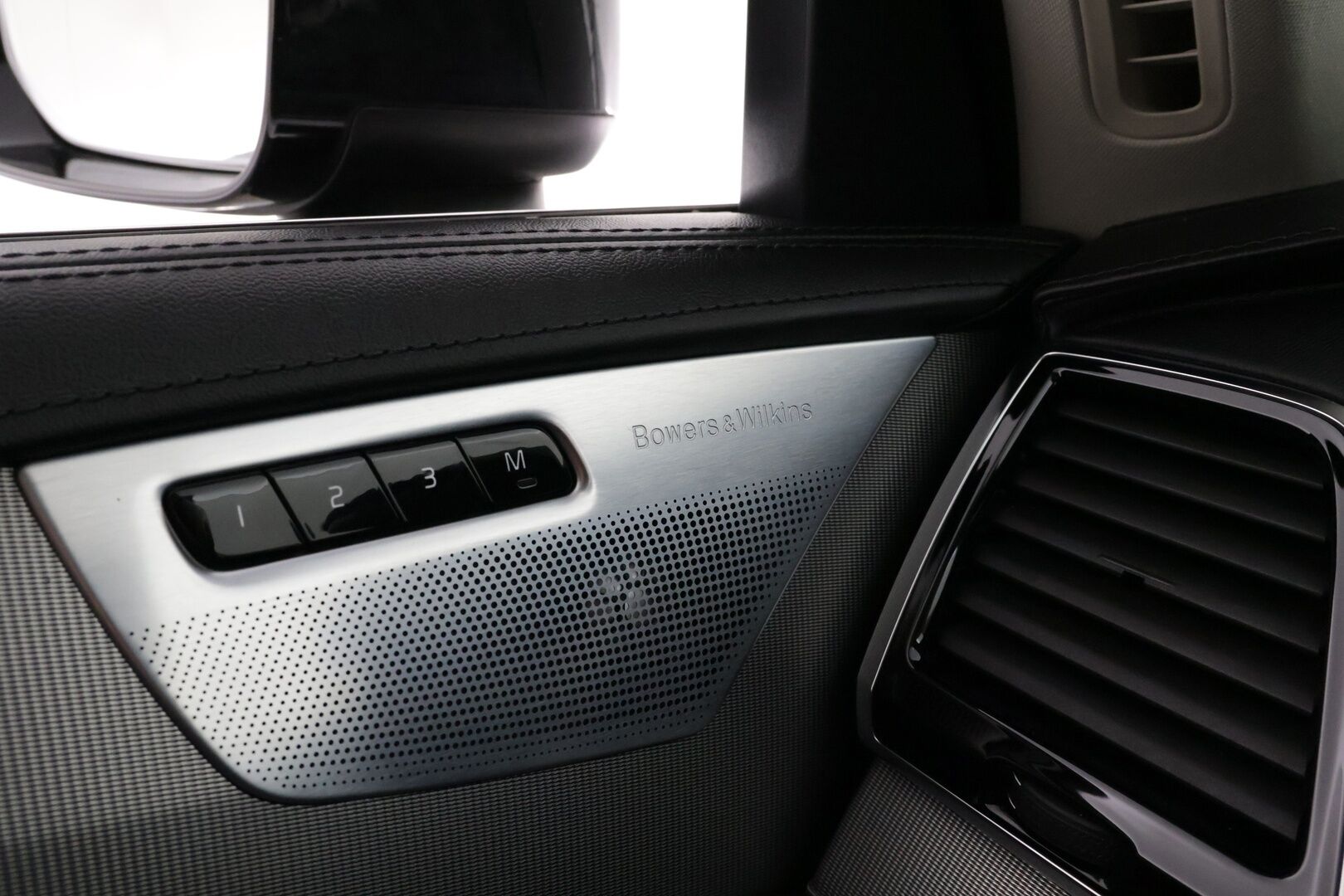 Volvo XC90 2016 D5 AWD Inscription Aut * ACC / Webasto / B&W / 360°-kamera / Panorama / HUD / Ilmastoidut muistinahat / Vetokoukku * - Ilma-alusta / Keyless / BLISS - HULLUT AVAJAISHULINAT KORKOTARJOUS 3,29 %