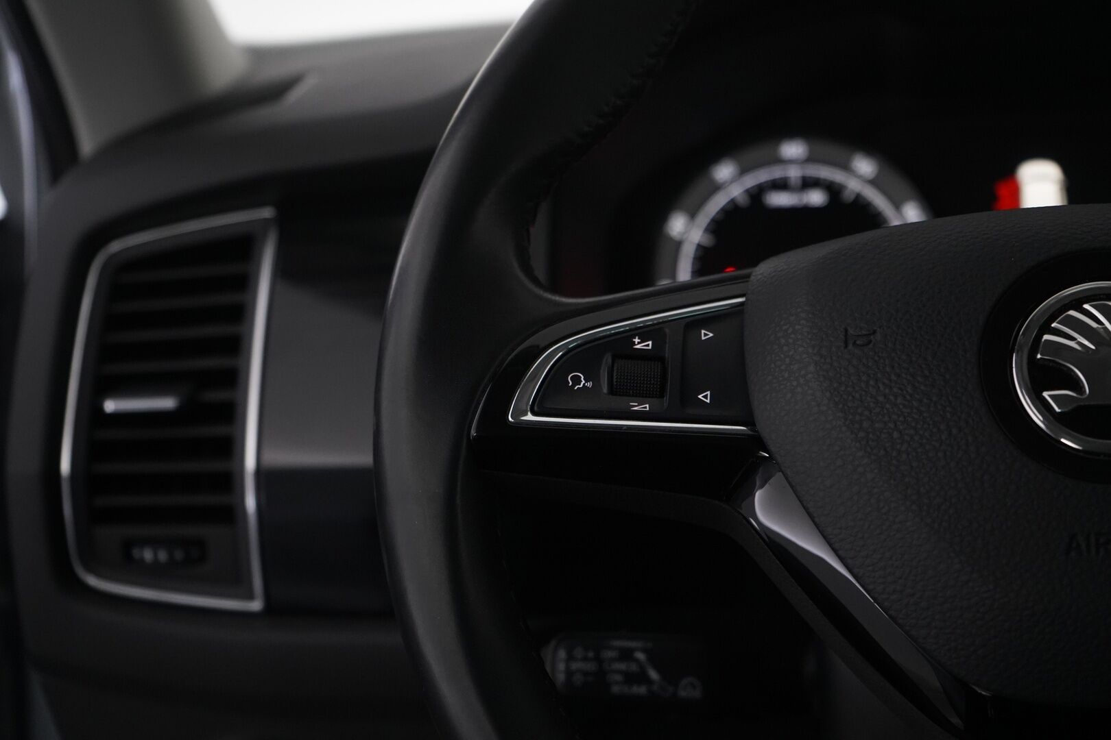 SKODA KODIAQ 2018 2.0 TSI 4x4 Style DSG aut. *ACC / Kamera / Koukku / Webasto* - Juuri huollettu / Kahdet renkaat ja vanteet 