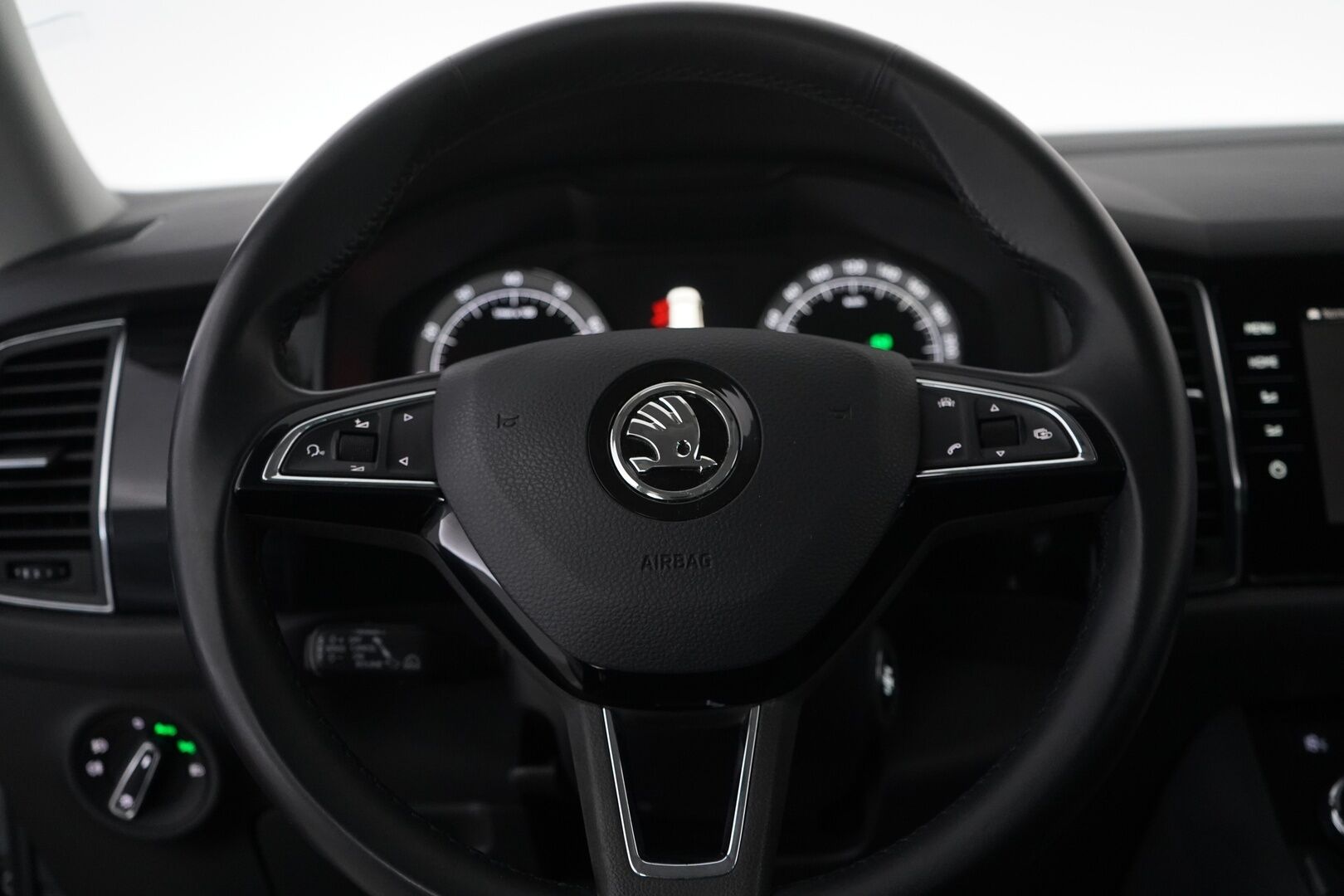 SKODA KODIAQ 2018 2.0 TSI 4x4 Style DSG aut. *ACC / Kamera / Koukku / Webasto* - Juuri huollettu / Kahdet renkaat ja vanteet 