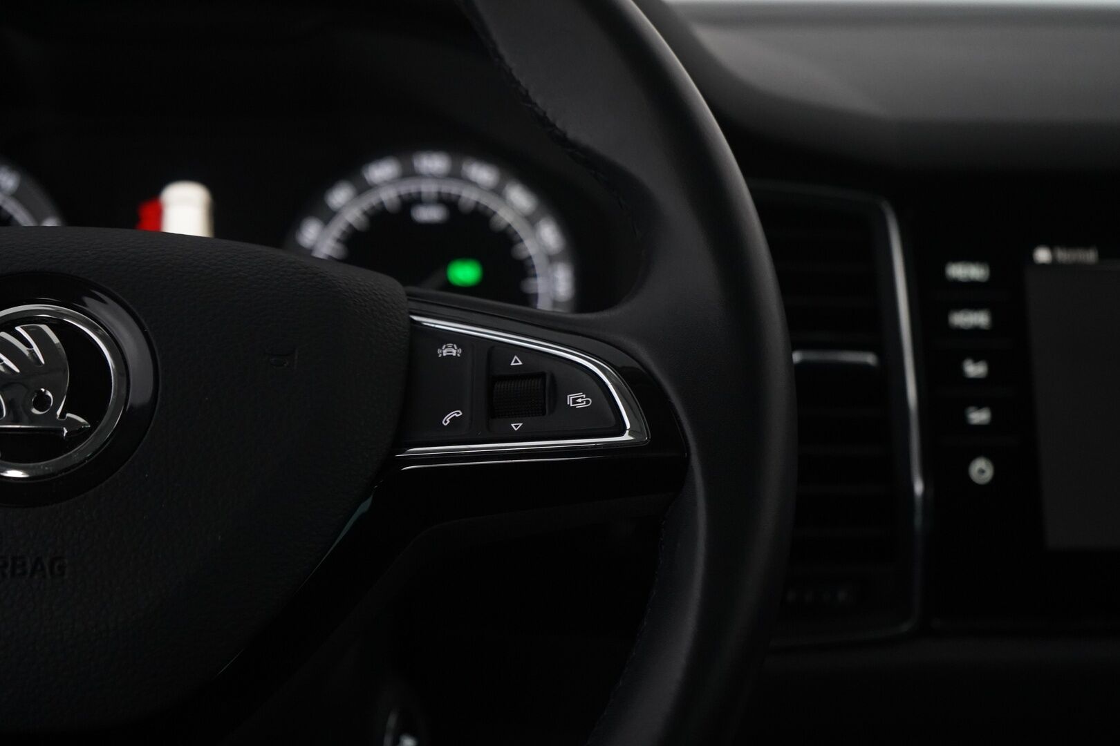 SKODA KODIAQ 2018 2.0 TSI 4x4 Style DSG aut. *ACC / Kamera / Koukku / Webasto* - Juuri huollettu / Kahdet renkaat ja vanteet 