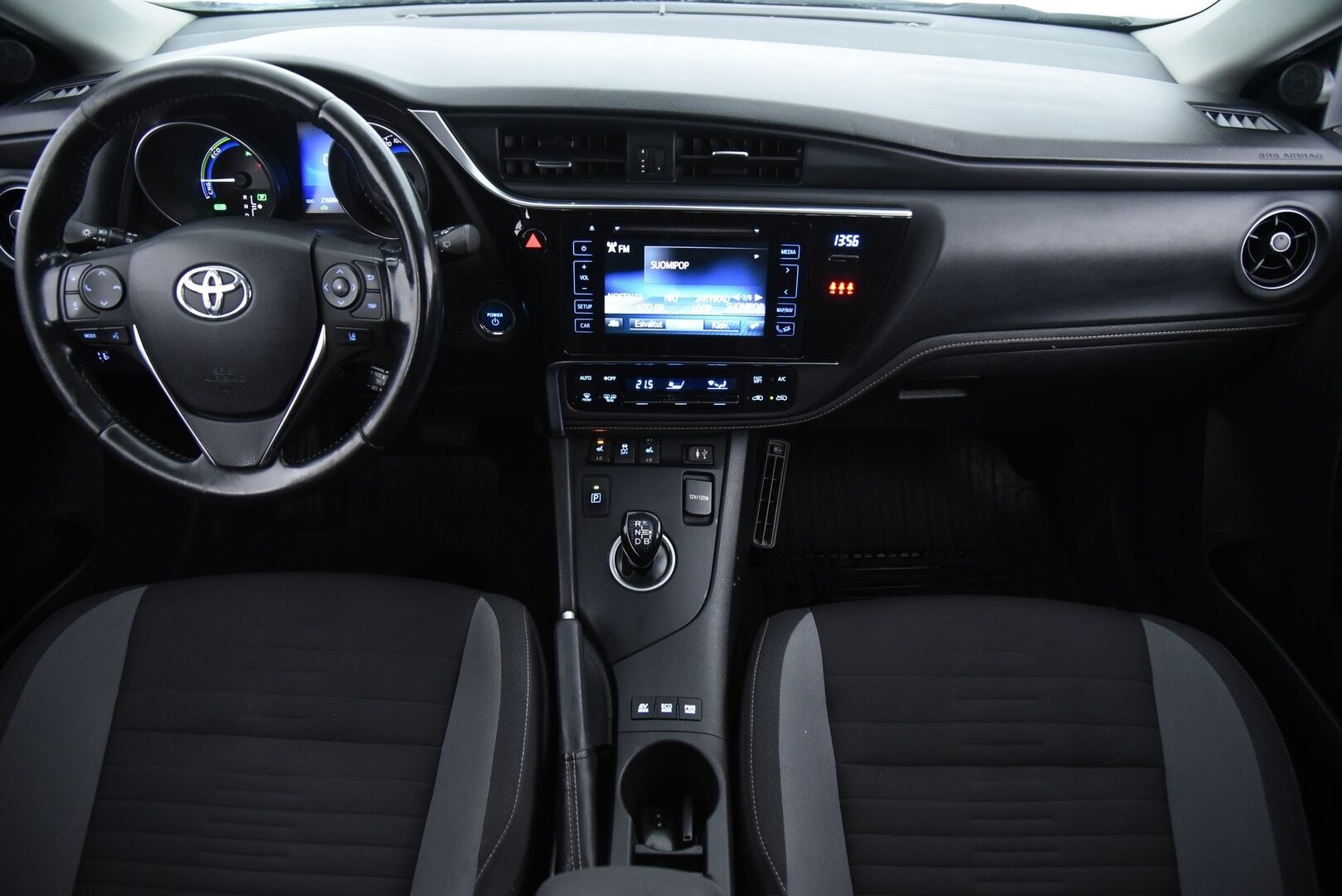 Toyota Auris 2017 Touring Sports 1,8 Hybrid Active / Vakkari / P. Kamera / Lohkolämmitin / 2x renkaat - kahdet hyväkuntoiset renkaat vanteineen! 