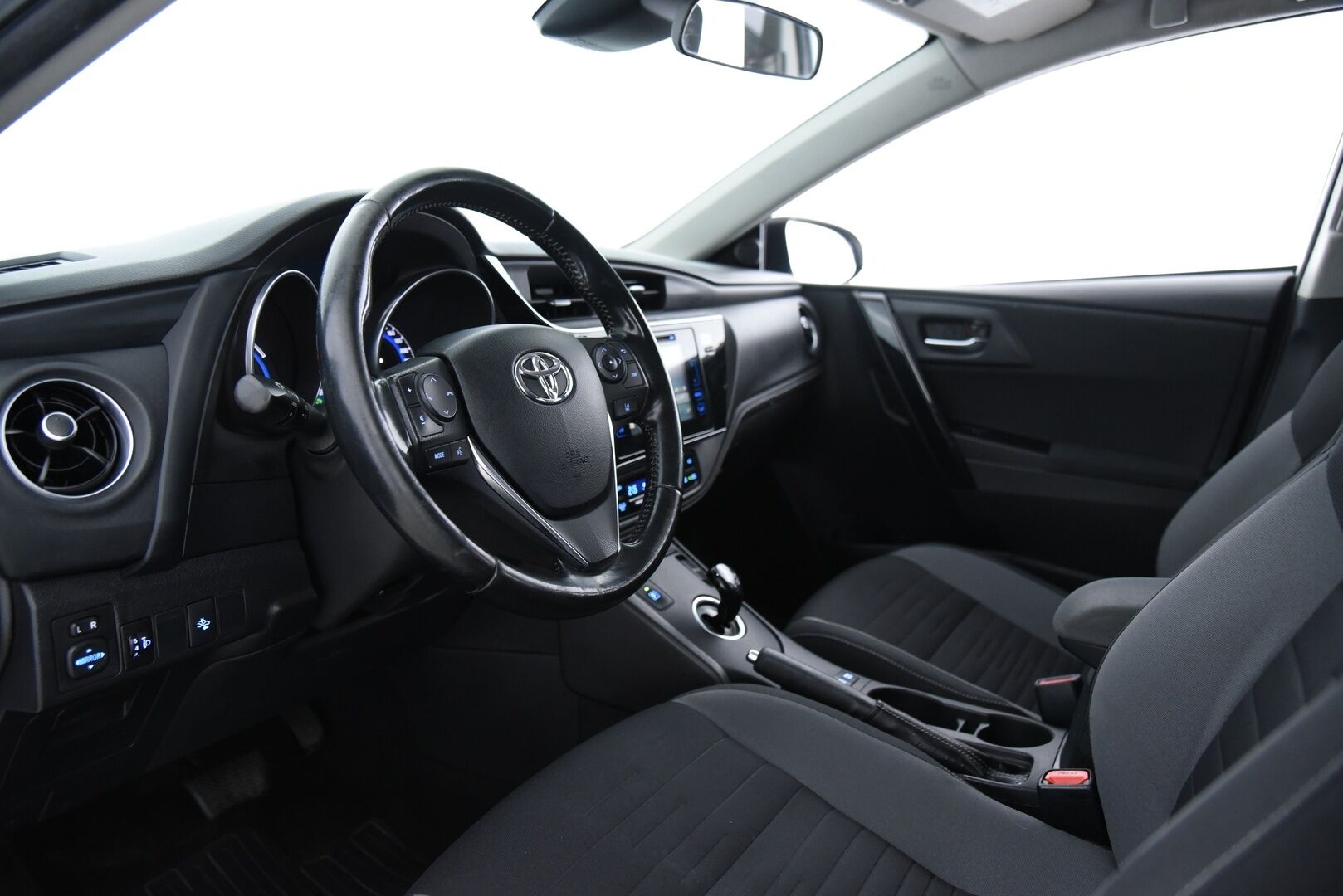 Toyota Auris 2017 Touring Sports 1,8 Hybrid Active / Vakkari / P. Kamera / Lohkolämmitin / 2x renkaat - kahdet hyväkuntoiset renkaat vanteineen! 