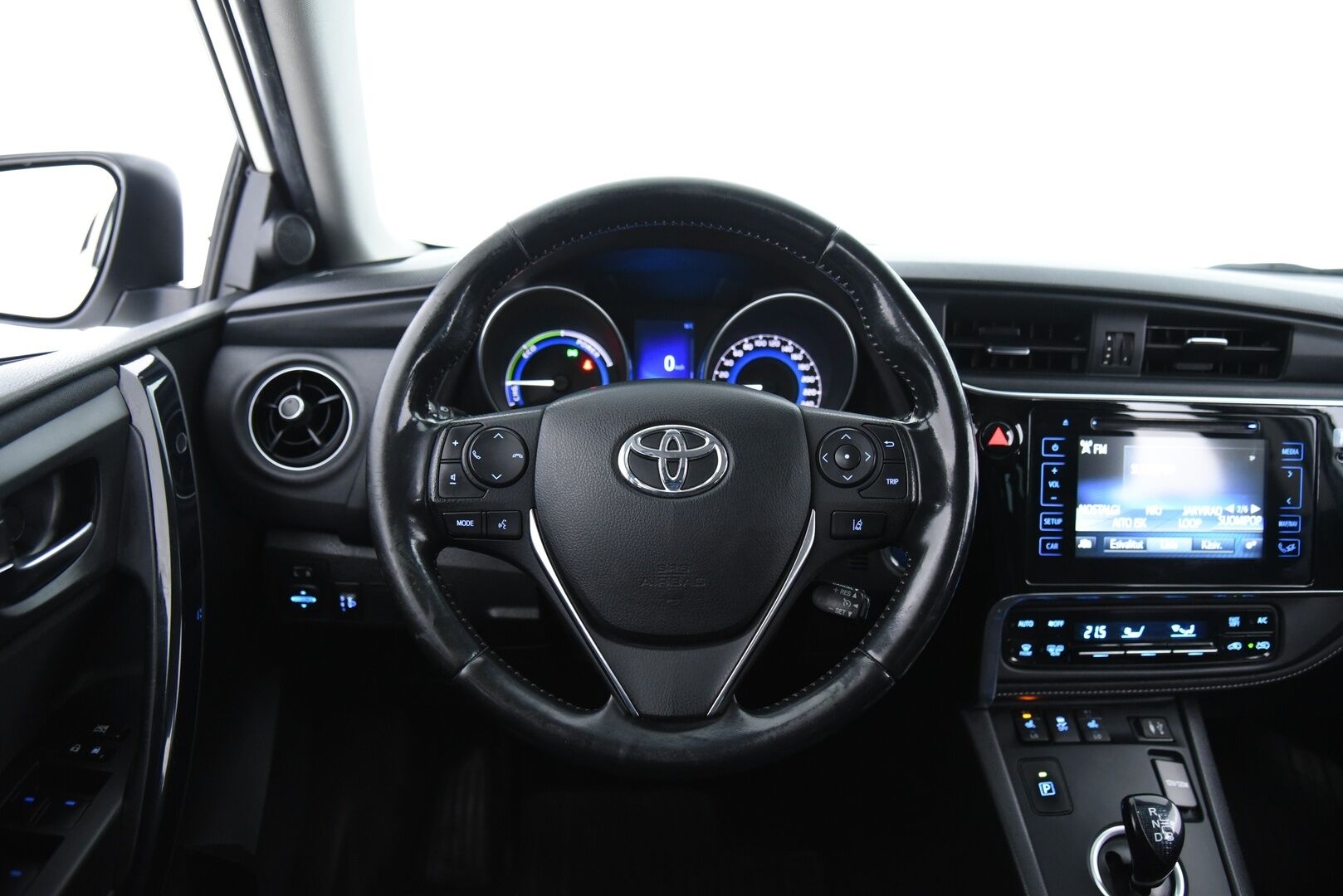 Toyota Auris 2017 Touring Sports 1,8 Hybrid Active / Vakkari / P. Kamera / Lohkolämmitin / 2x renkaat - kahdet hyväkuntoiset renkaat vanteineen! 