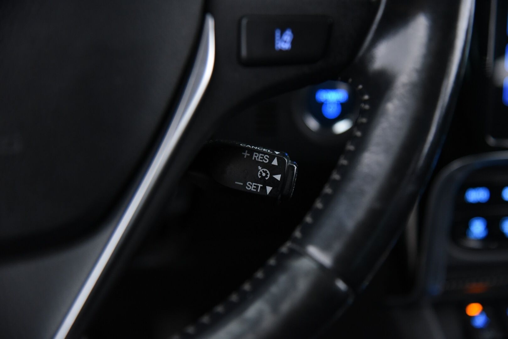 Toyota Auris 2017 Touring Sports 1,8 Hybrid Active / Vakkari / P. Kamera / Lohkolämmitin / 2x renkaat - kahdet hyväkuntoiset renkaat vanteineen! 
