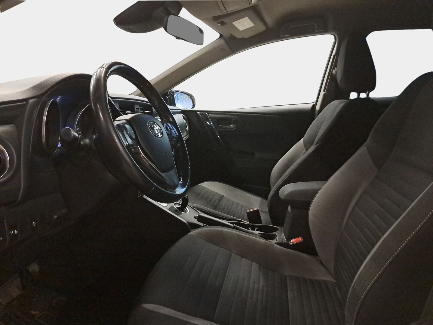 Toyota Auris 2017 Touring Sports 1,8 Hybrid Active / Vakkari / P. Kamera / Lohkolämmitin / 2x renkaat - kahdet hyväkuntoiset renkaat vanteineen! 