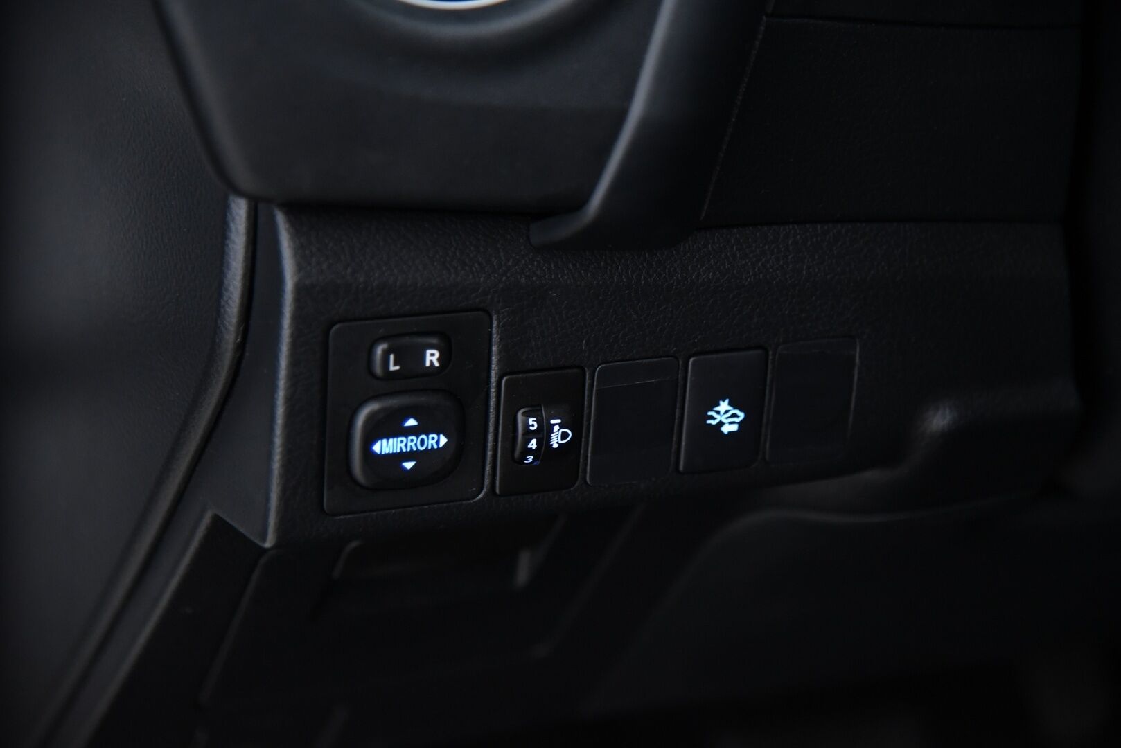 Toyota Auris 2017 Touring Sports 1,8 Hybrid Active / Vakkari / P. Kamera / Lohkolämmitin / 2x renkaat - kahdet hyväkuntoiset renkaat vanteineen! 