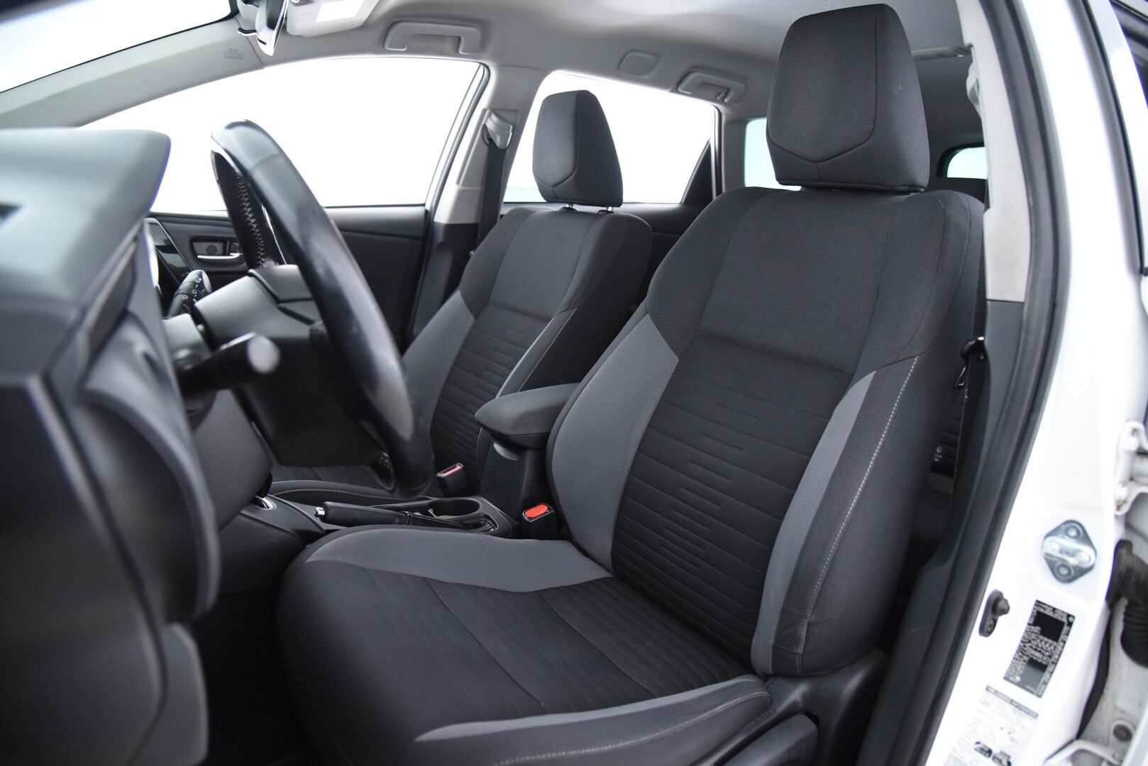Toyota Auris 2017 Touring Sports 1,8 Hybrid Active / Vakkari / P. Kamera / Lohkolämmitin / 2x renkaat - kahdet hyväkuntoiset renkaat vanteineen! 