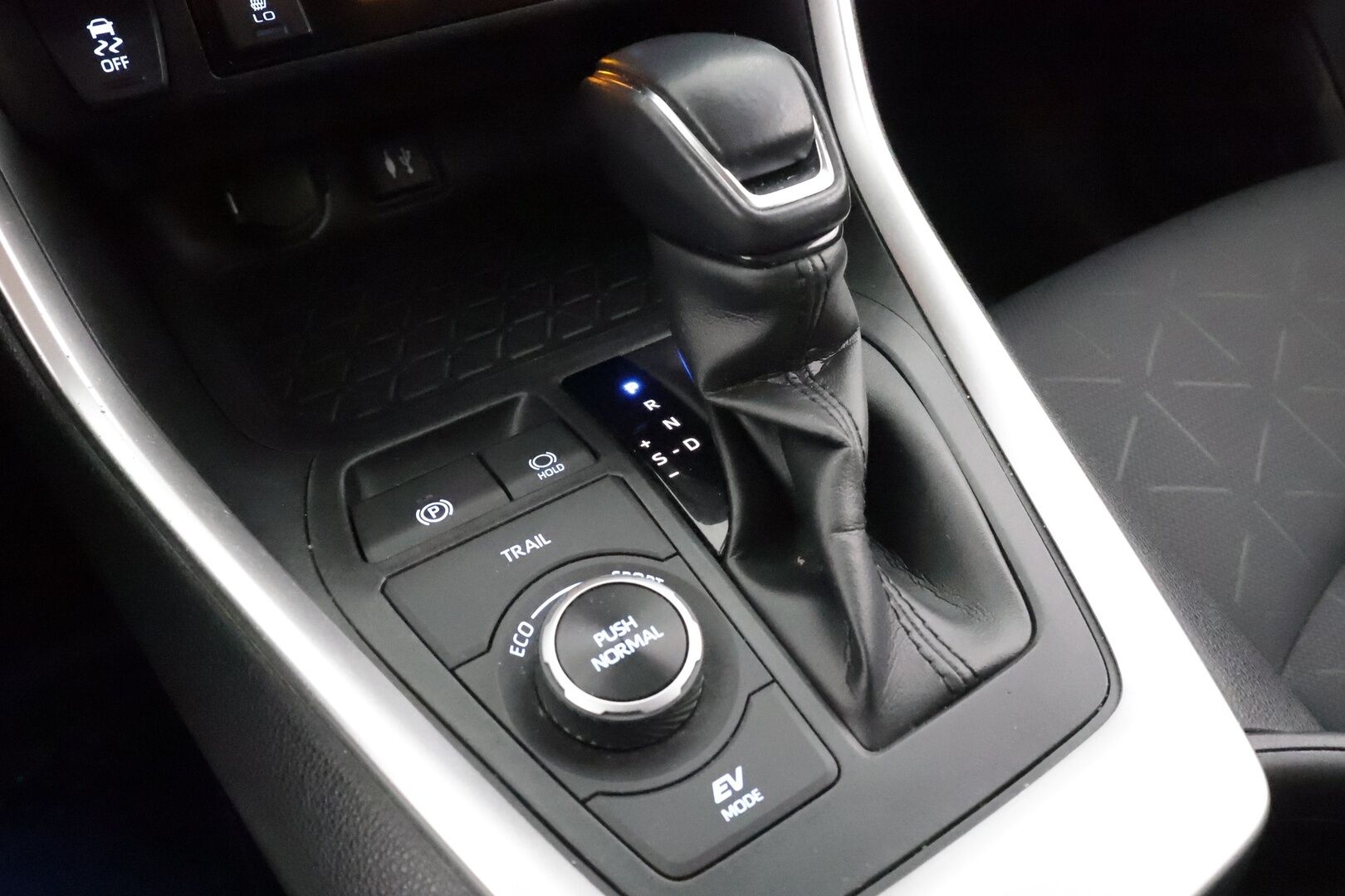 Toyota RAV4 2019 2,5 Hybrid AWD-i Active * ACC / P.kamera / LED / KeylessGo / Sähköluukku * - Kahdet renkaat aluvanteilla - HULLUT JOULUT KORKOTARJOUS 2,49% 