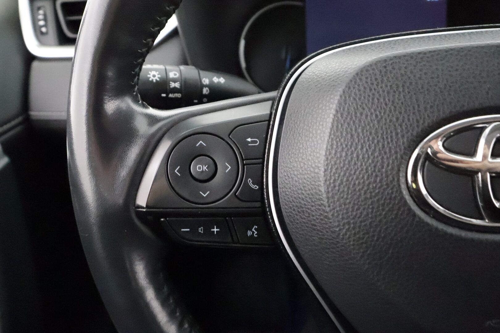 Toyota RAV4 2019 2,5 Hybrid AWD-i Active * ACC / P.kamera / LED / KeylessGo / Sähköluukku * - Kahdet renkaat aluvanteilla - HULLUT JOULUT KORKOTARJOUS 2,49% 