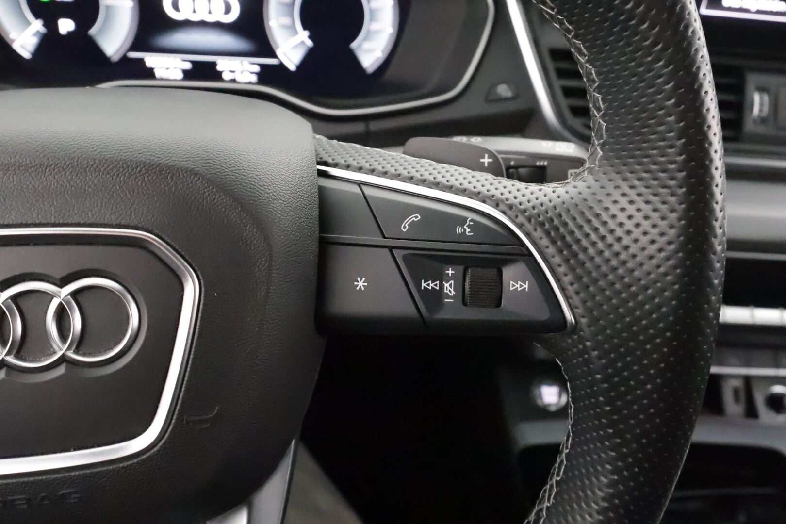 Audi Q5 2022 Advanced 50 TFSI e 220 kW quattro S tronic Electrified Edition * ACC / P.kamera / LED / Ilma-alusta / Koukku * - 1.Om Suomi-auto / Kahdet renkaat aluvanteilla