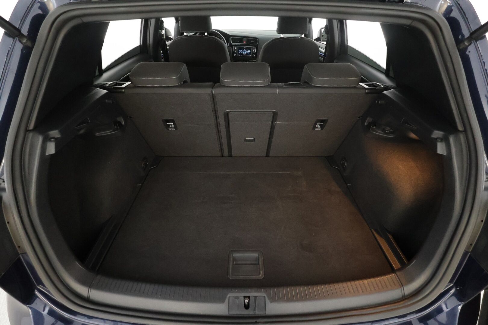 Volkswagen Golf 2016 R 2,0 TSI 221 kW 4MOTION DSG * ACC / P.kamera / Xenon / Sporttipenkit / Apple&Android * - Kahdet renkaat aluvanteilla 