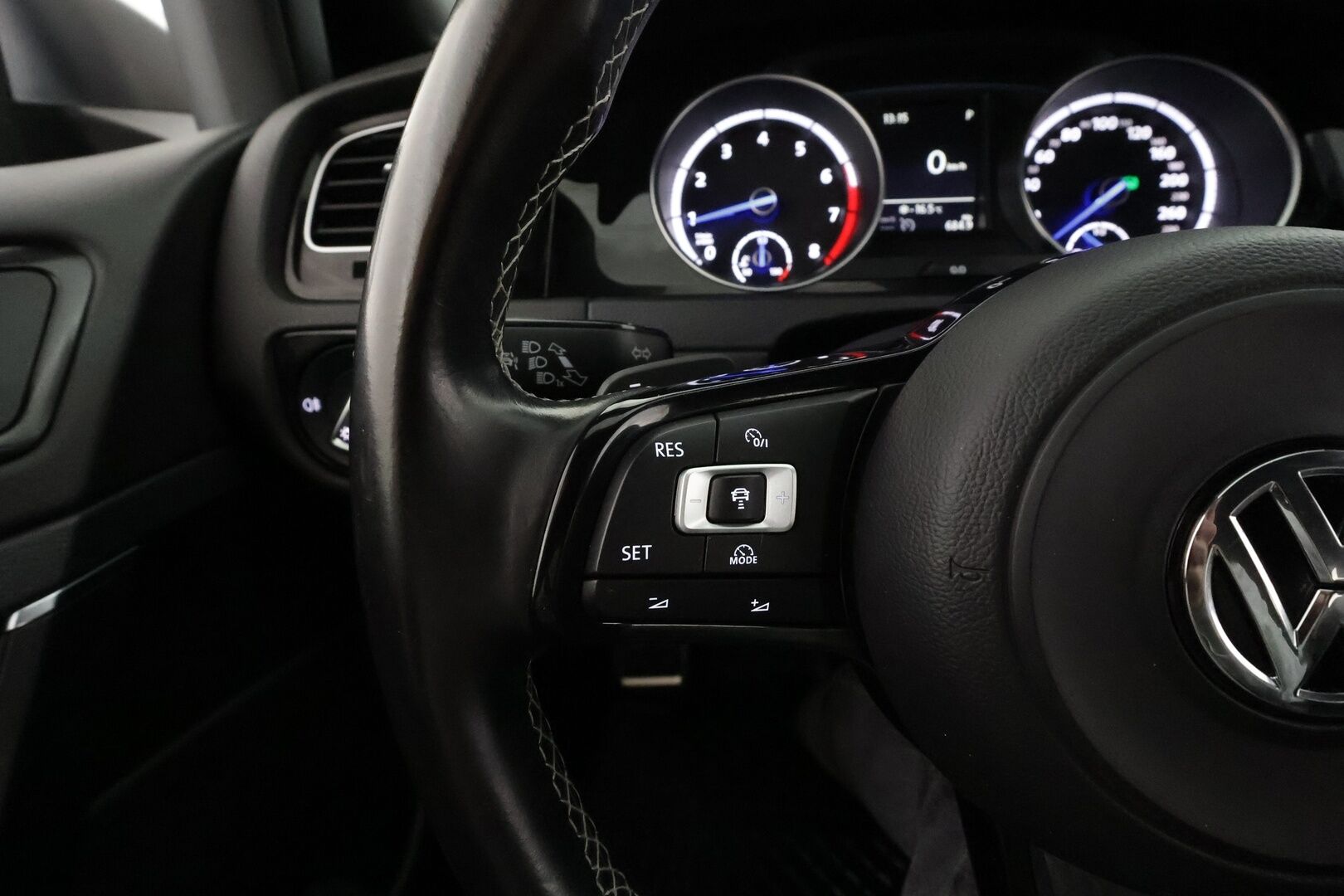 Volkswagen Golf 2016 R 2,0 TSI 221 kW 4MOTION DSG * ACC / P.kamera / Xenon / Sporttipenkit / Apple&Android * - Kahdet renkaat aluvanteilla 