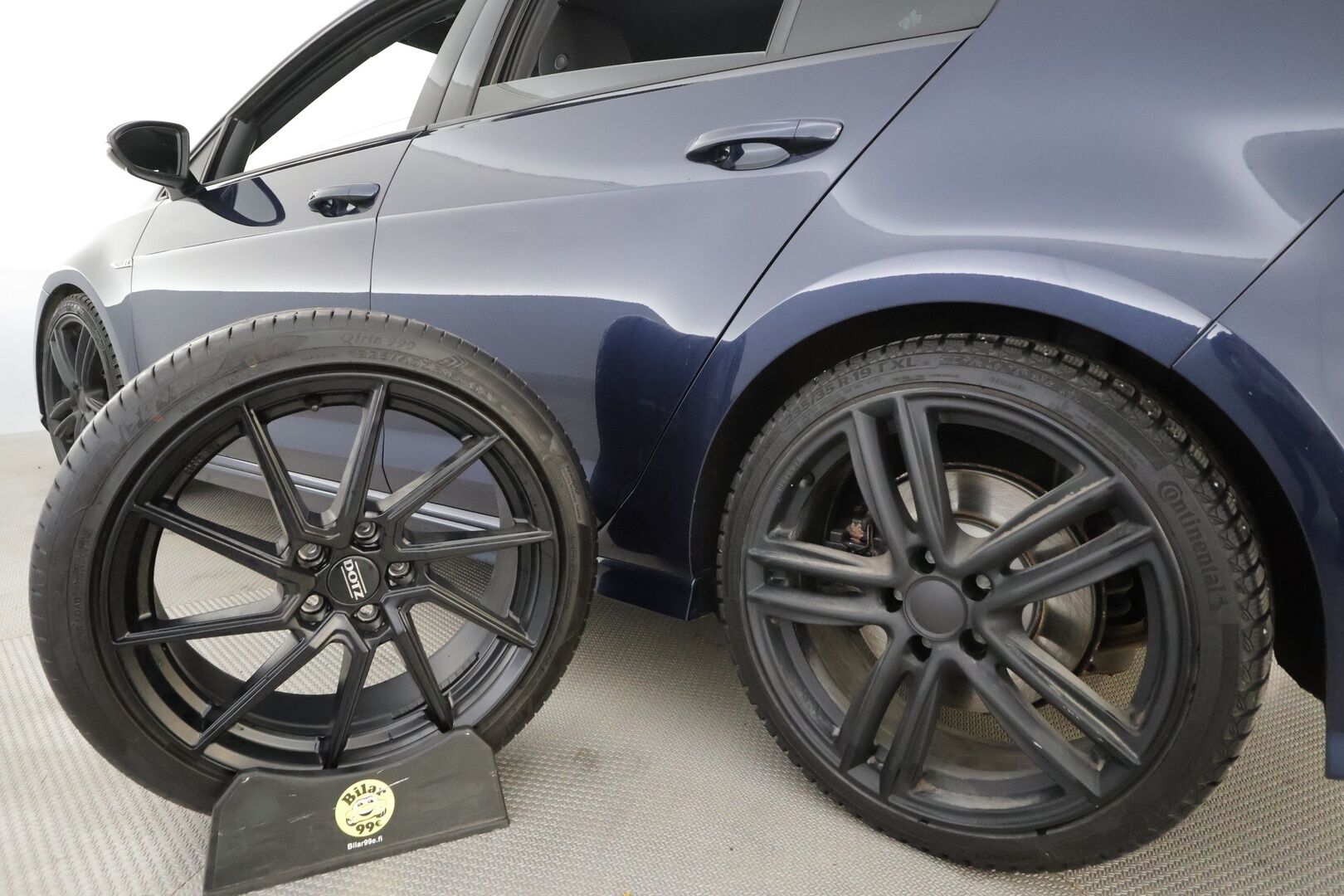 Volkswagen Golf 2016 R 2,0 TSI 221 kW 4MOTION DSG * ACC / P.kamera / Xenon / Sporttipenkit / Apple&Android * - Kahdet renkaat aluvanteilla 