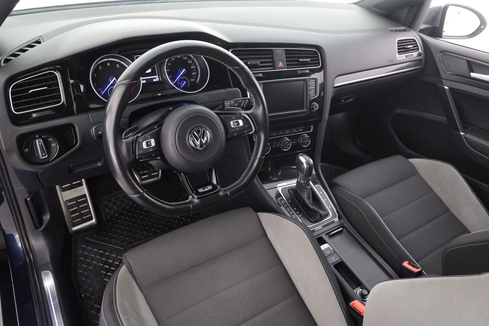 Volkswagen Golf 2016 R 2,0 TSI 221 kW 4MOTION DSG * ACC / P.kamera / Xenon / Sporttipenkit / Apple&Android * - Kahdet renkaat aluvanteilla 