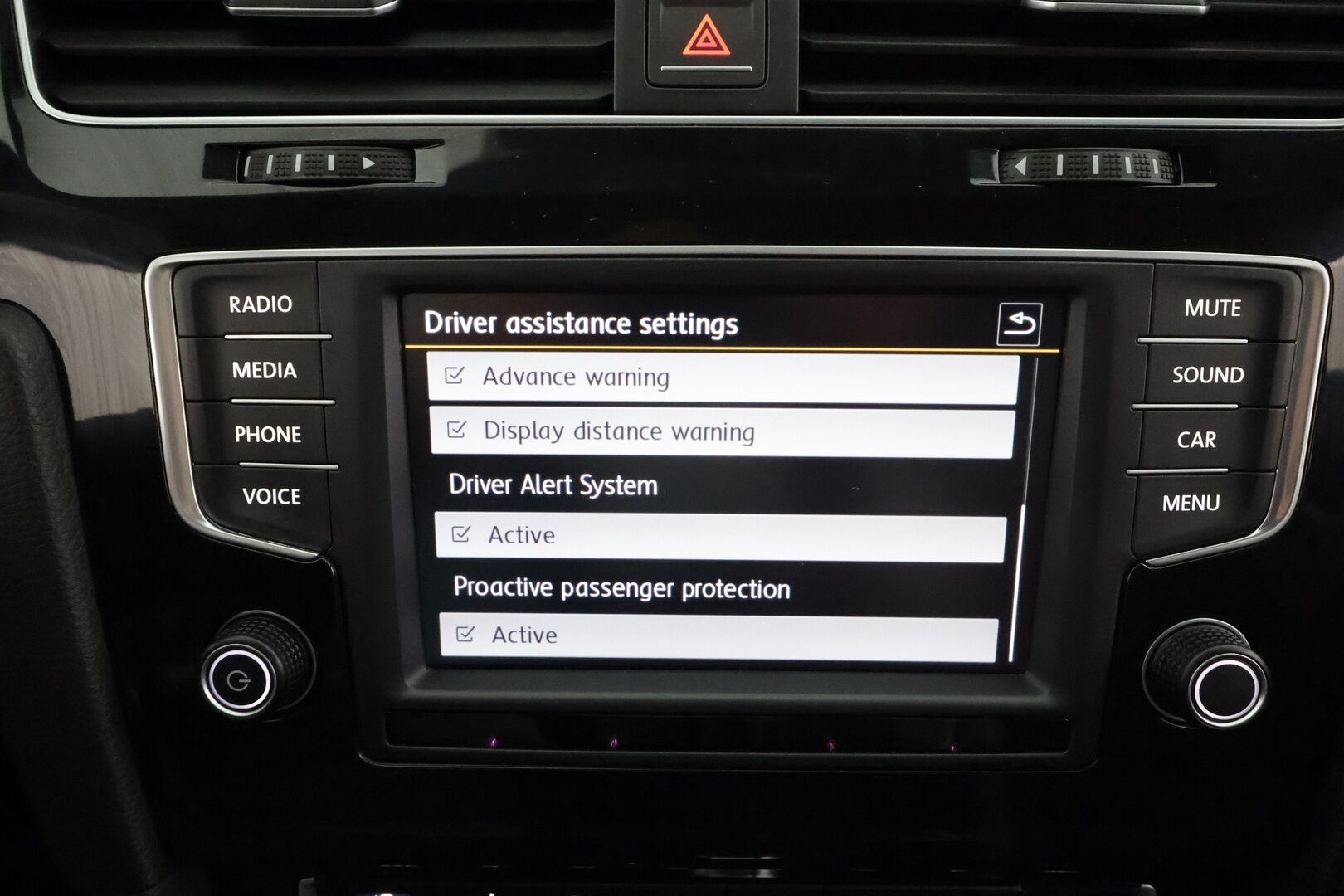 Volkswagen Golf 2016 R 2,0 TSI 221 kW 4MOTION DSG * ACC / P.kamera / Xenon / Sporttipenkit / Apple&Android * - Kahdet renkaat aluvanteilla 