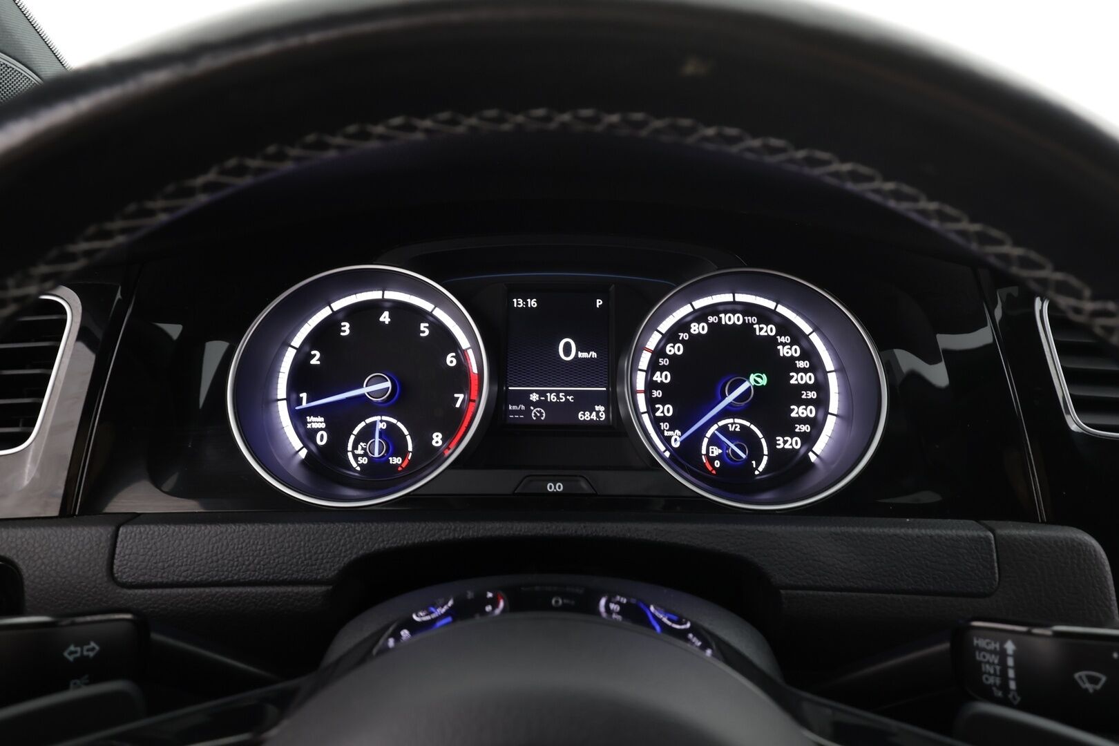 Volkswagen Golf 2016 R 2,0 TSI 221 kW 4MOTION DSG * ACC / P.kamera / Xenon / Sporttipenkit / Apple&Android * - Kahdet renkaat aluvanteilla 