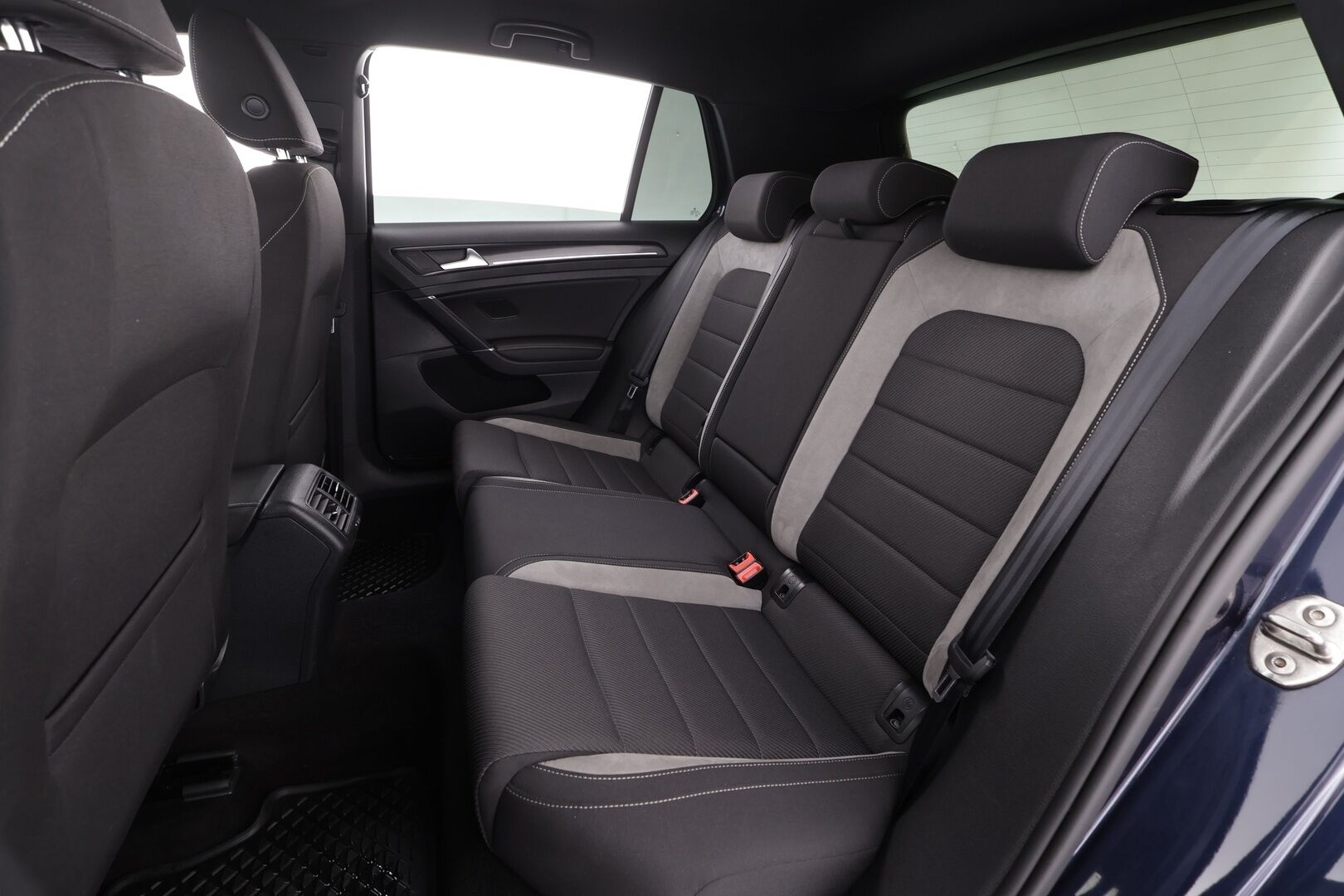 Volkswagen Golf 2016 R 2,0 TSI 221 kW 4MOTION DSG * ACC / P.kamera / Xenon / Sporttipenkit / Apple&Android * - Kahdet renkaat aluvanteilla 