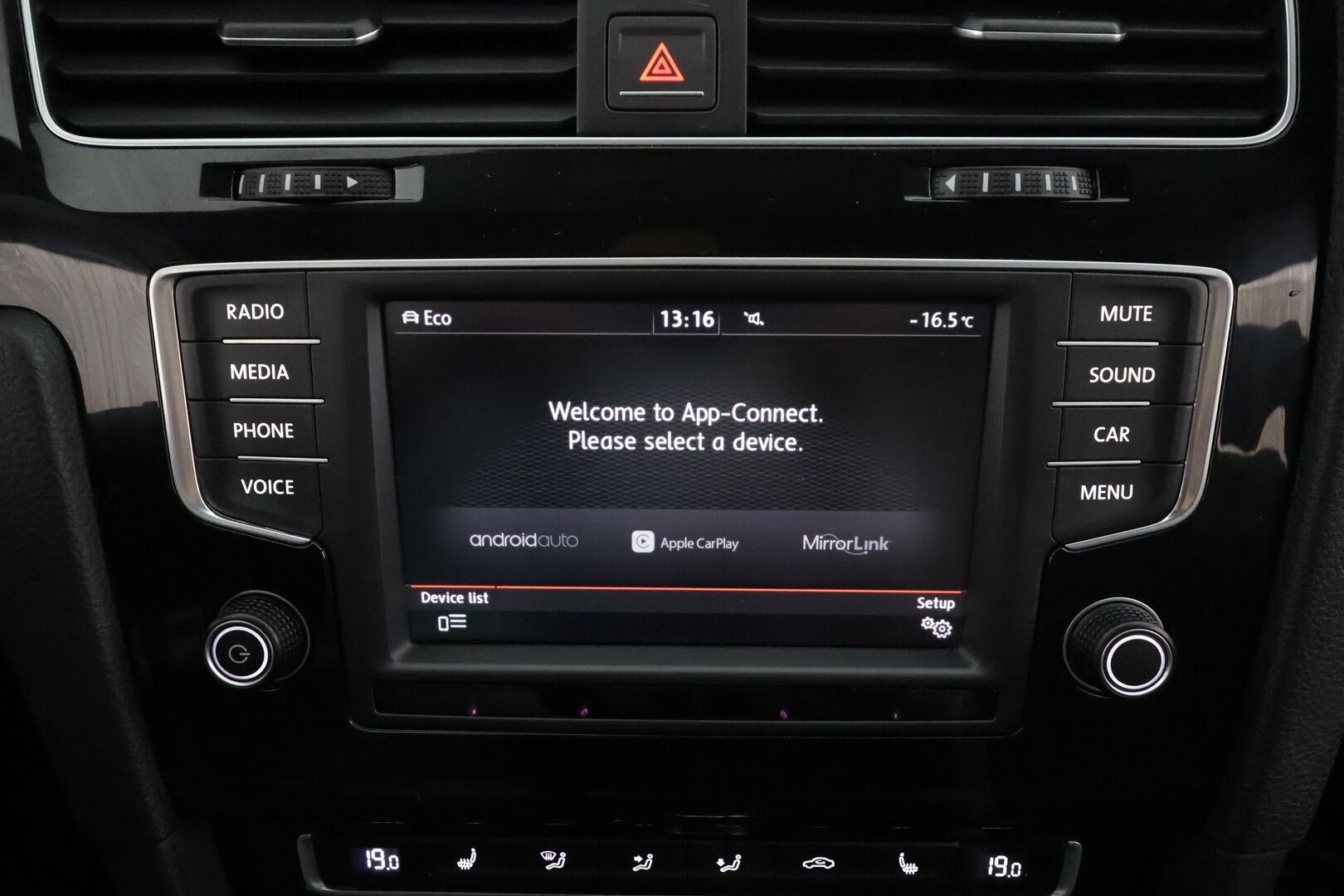 Volkswagen Golf 2016 R 2,0 TSI 221 kW 4MOTION DSG * ACC / P.kamera / Xenon / Sporttipenkit / Apple&Android * - Kahdet renkaat aluvanteilla 