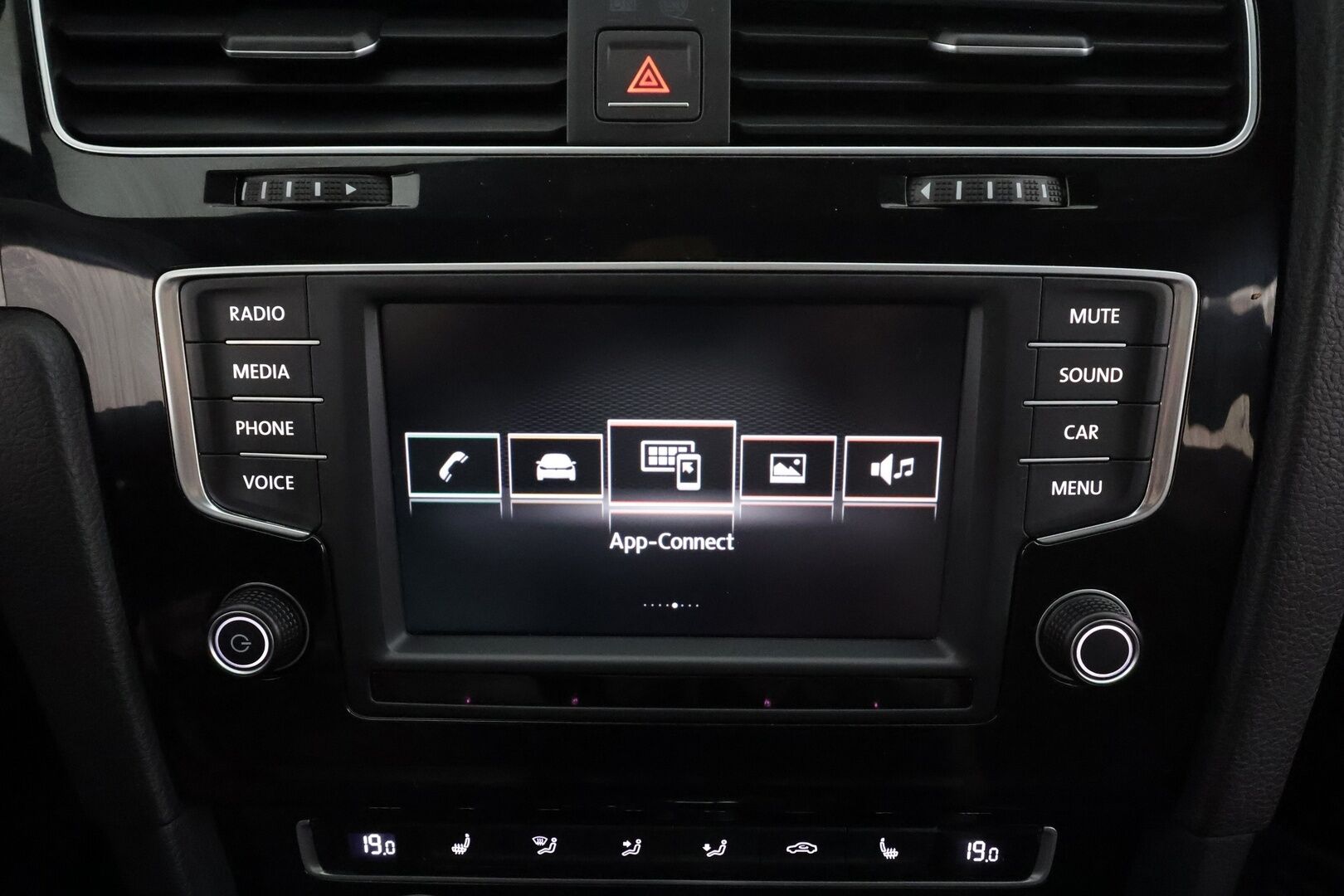 Volkswagen Golf 2016 R 2,0 TSI 221 kW 4MOTION DSG * ACC / P.kamera / Xenon / Sporttipenkit / Apple&Android * - Kahdet renkaat aluvanteilla 