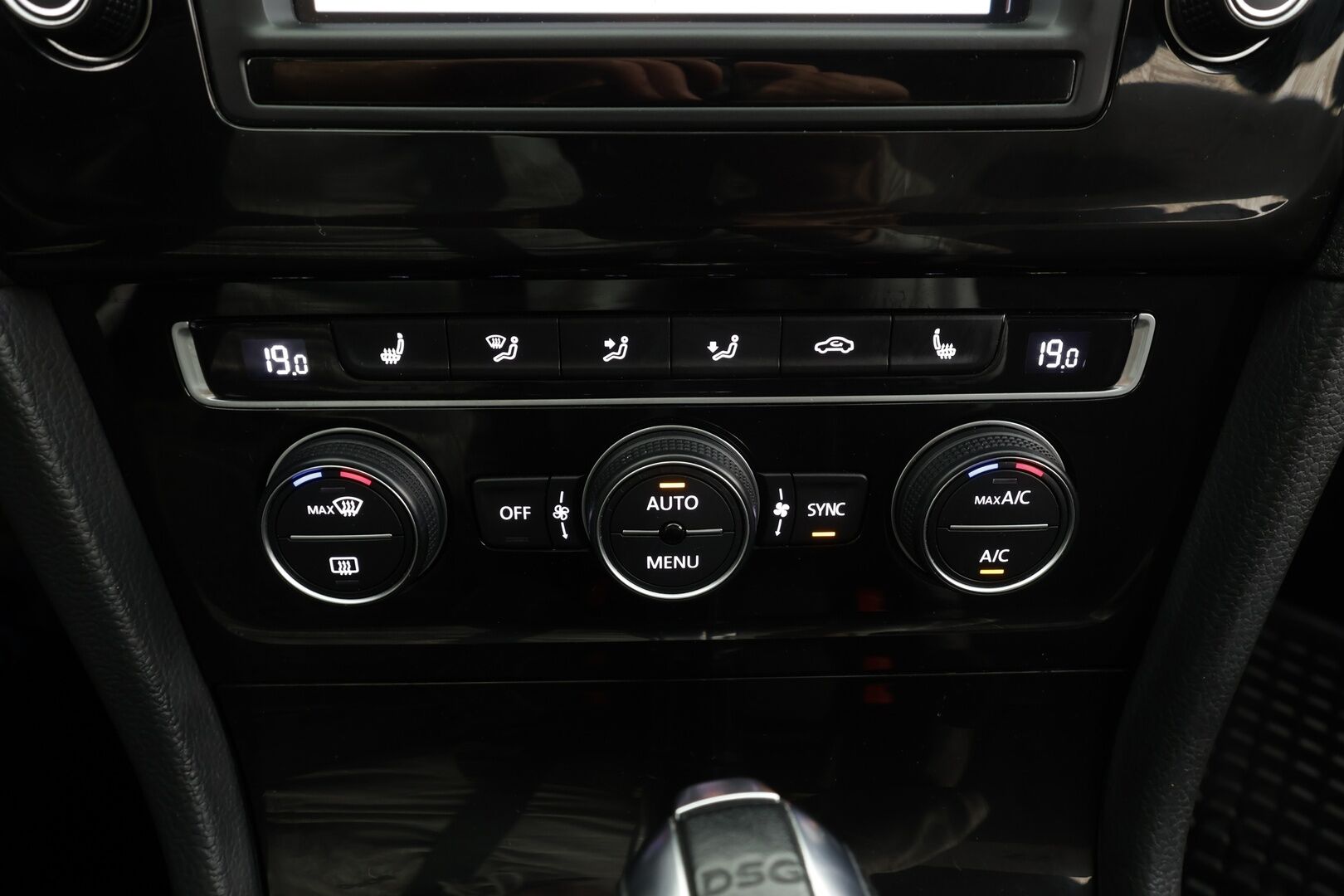 Volkswagen Golf 2016 R 2,0 TSI 221 kW 4MOTION DSG * ACC / P.kamera / Xenon / Sporttipenkit / Apple&Android * - Kahdet renkaat aluvanteilla 