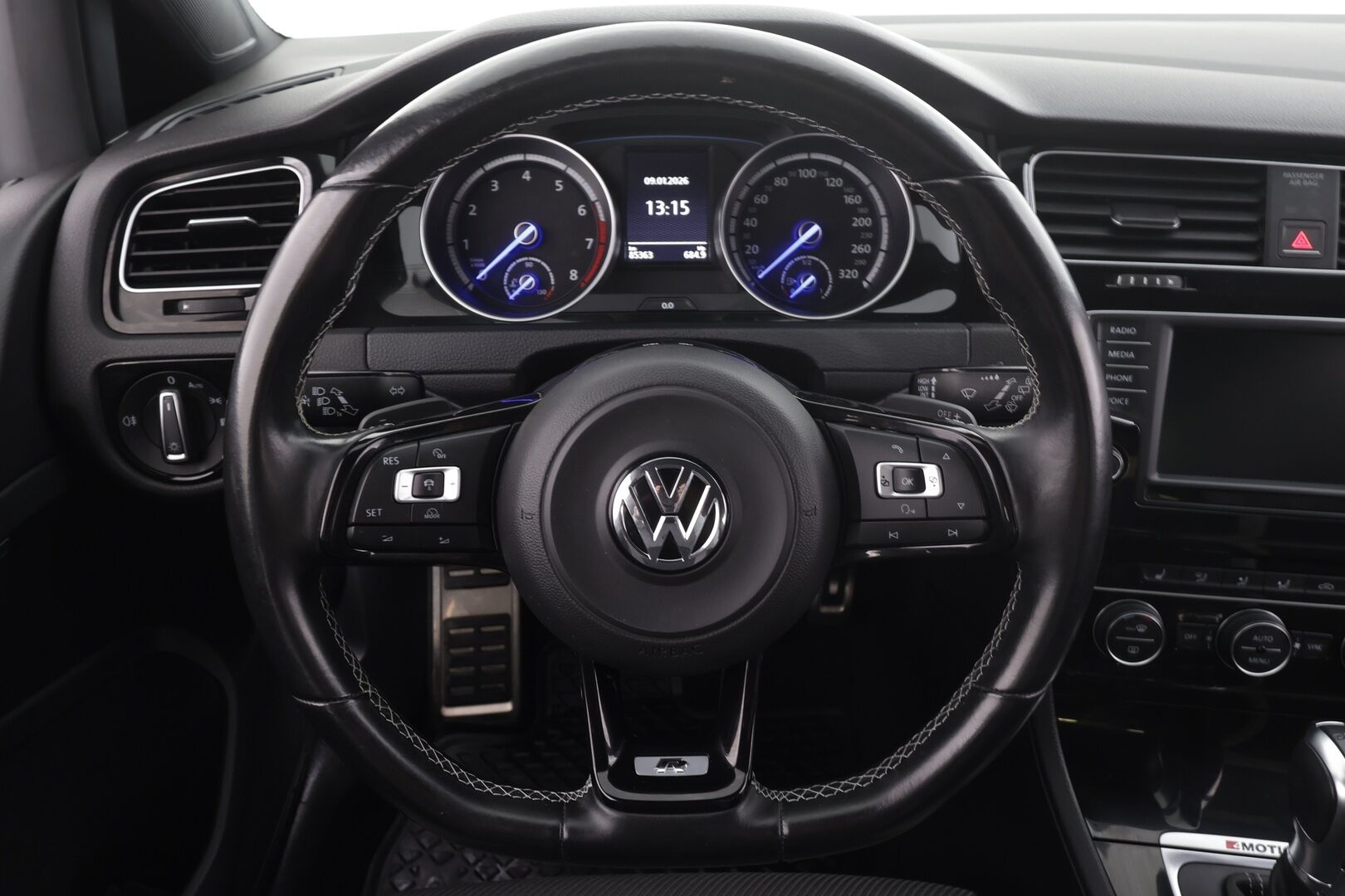 Volkswagen Golf 2016 R 2,0 TSI 221 kW 4MOTION DSG * ACC / P.kamera / Xenon / Sporttipenkit / Apple&Android * - Kahdet renkaat aluvanteilla 