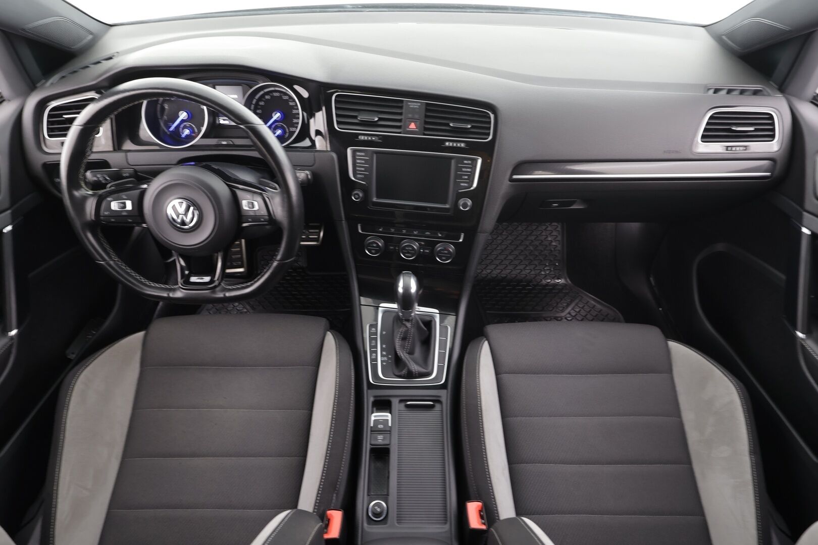Volkswagen Golf 2016 R 2,0 TSI 221 kW 4MOTION DSG * ACC / P.kamera / Xenon / Sporttipenkit / Apple&Android * - Kahdet renkaat aluvanteilla 