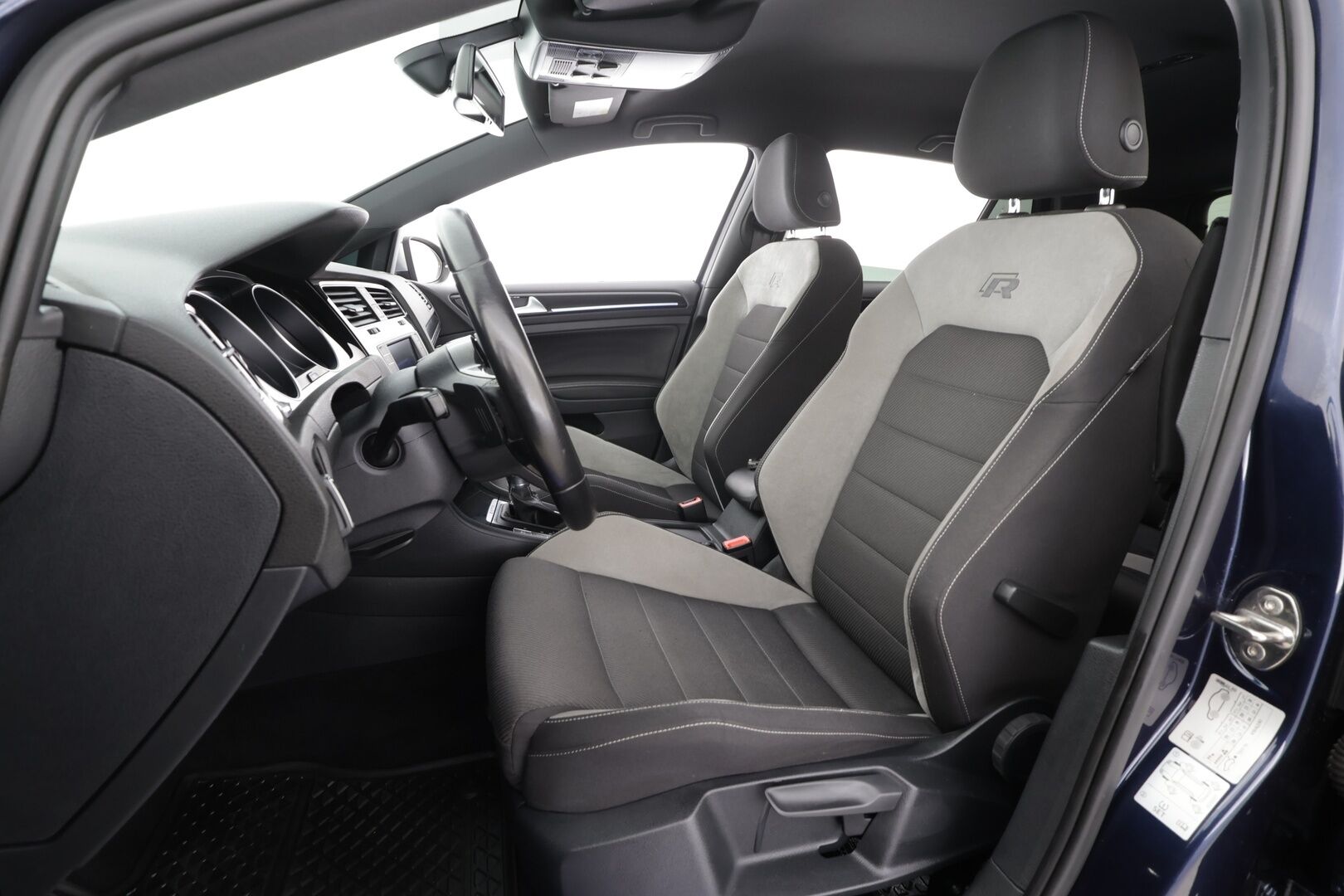 Volkswagen Golf 2016 R 2,0 TSI 221 kW 4MOTION DSG * ACC / P.kamera / Xenon / Sporttipenkit / Apple&Android * - Kahdet renkaat aluvanteilla 