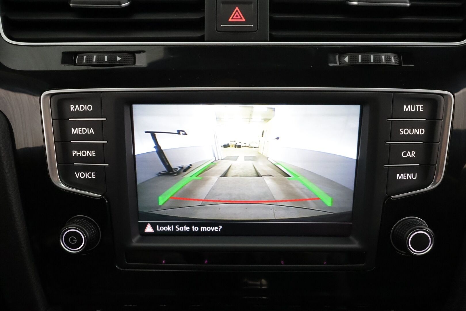 Volkswagen Golf 2016 R 2,0 TSI 221 kW 4MOTION DSG * ACC / P.kamera / Xenon / Sporttipenkit / Apple&Android * - Kahdet renkaat aluvanteilla 