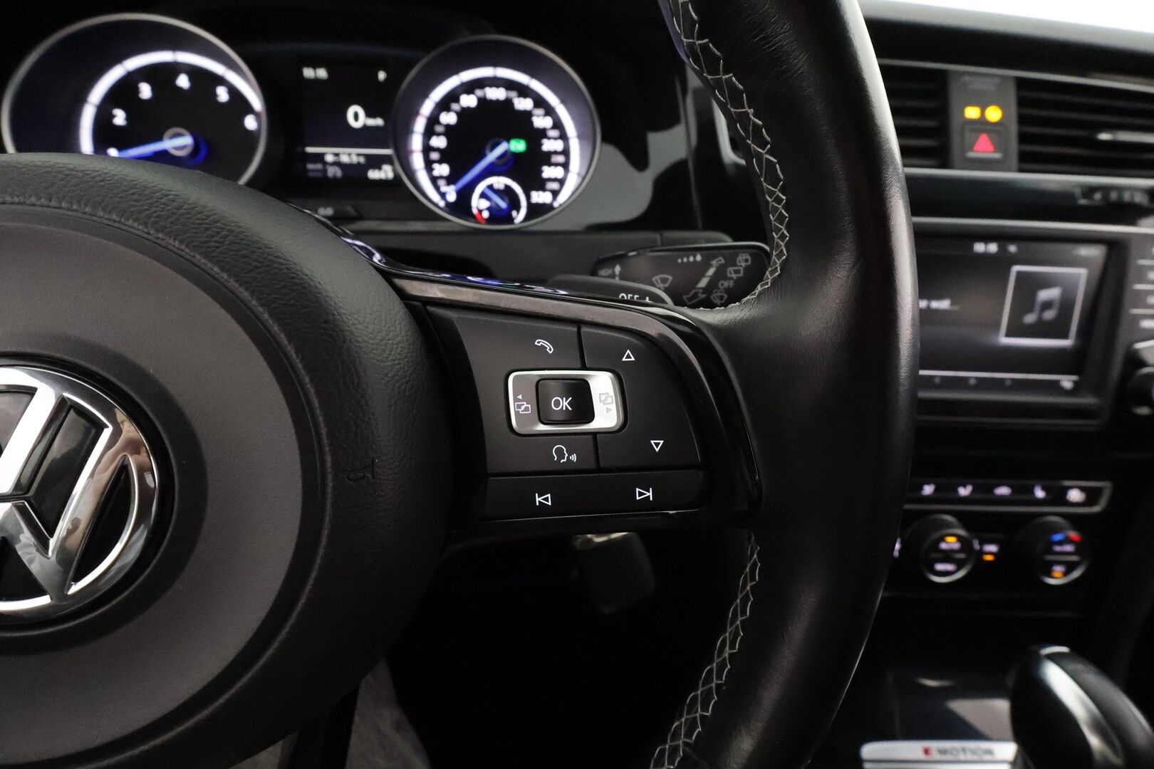 Volkswagen Golf 2016 R 2,0 TSI 221 kW 4MOTION DSG * ACC / P.kamera / Xenon / Sporttipenkit / Apple&Android * - Kahdet renkaat aluvanteilla 