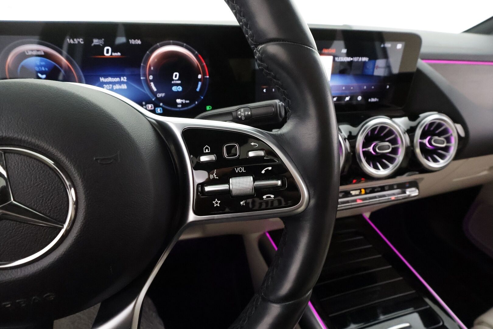 Mercedes-Benz GLA 2022 250 e A Business EQ Power * Panorama / Distronic / Widescreen / P.Kamera / Multibeam / Sportnahat Muistilla * - 1-om Suomi-auto / Akku kuntotarkastettu SoH 97% / 2x Latauskaapelit / Kahdet renkaat aluvanteila