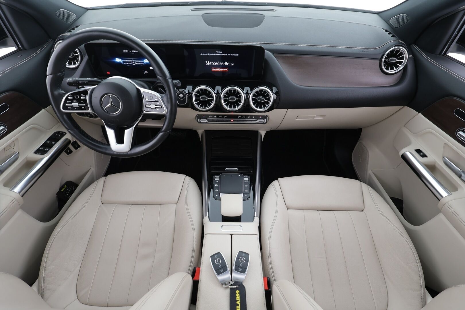 Mercedes-Benz GLA 2022 250 e A Business EQ Power * Panorama / Distronic / Widescreen / P.Kamera / Multibeam / Sportnahat Muistilla * - 1-om Suomi-auto / Akku kuntotarkastettu SoH 97% / 2x Latauskaapelit / Kahdet renkaat aluvanteila