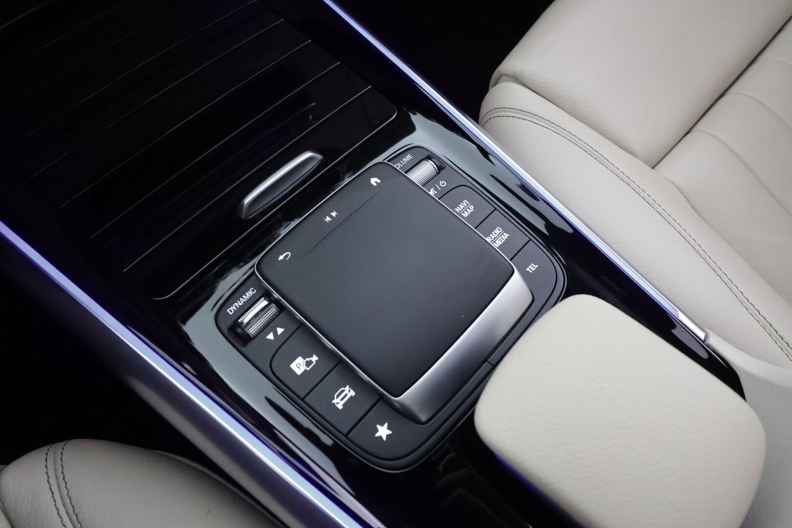 Mercedes-Benz GLA 2022 250 e A Business EQ Power * Panorama / Distronic / Widescreen / P.Kamera / Multibeam / Sportnahat Muistilla * - 1-om Suomi-auto / Akku kuntotarkastettu SoH 97% / 2x Latauskaapelit / Kahdet renkaat aluvanteila