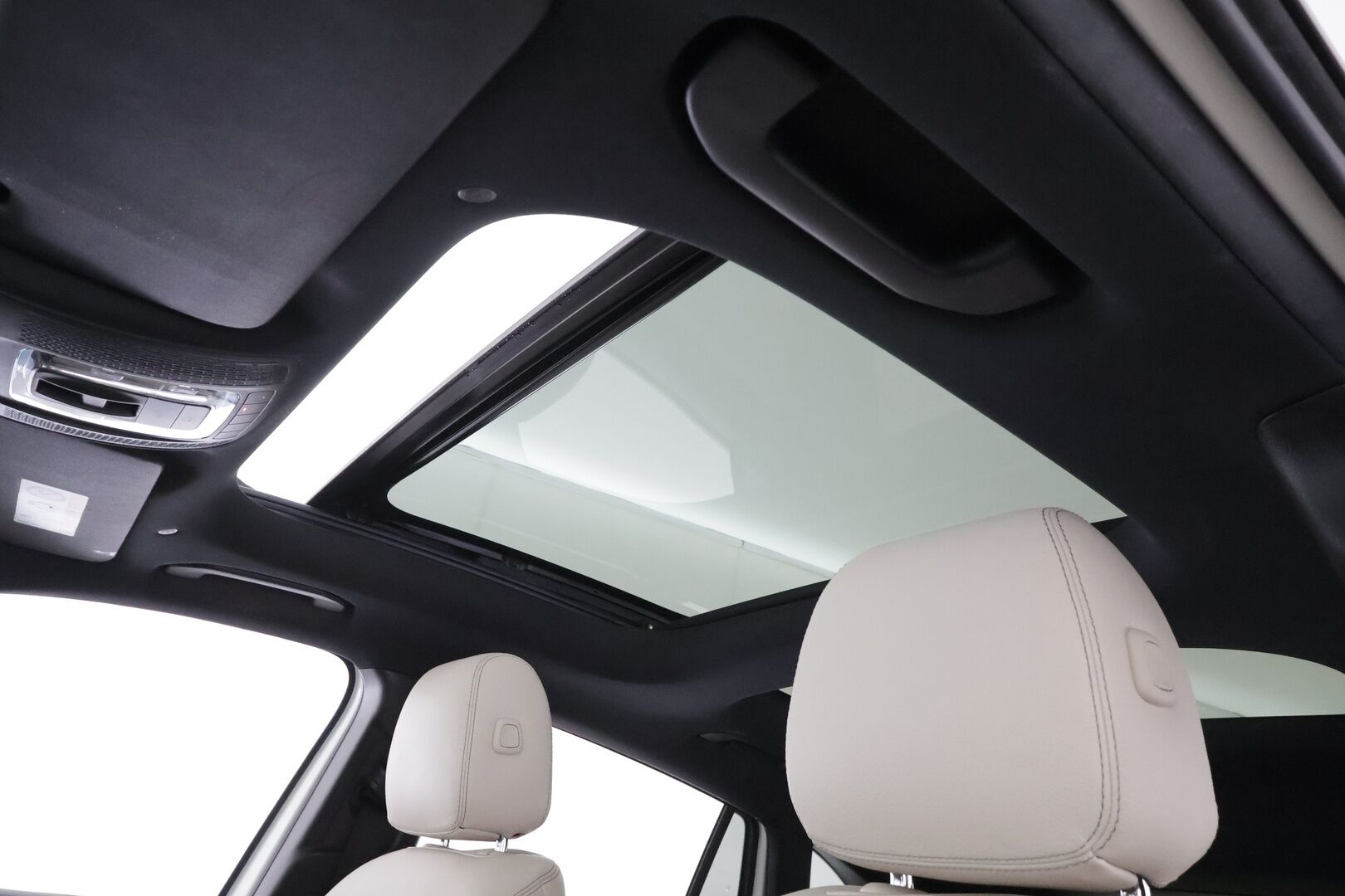 Mercedes-Benz GLA 2022 250 e A Business EQ Power * Panorama / Distronic / Widescreen / P.Kamera / Multibeam / Sportnahat Muistilla * - 1-om Suomi-auto / Akku kuntotarkastettu SoH 97% / 2x Latauskaapelit / Kahdet renkaat aluvanteila