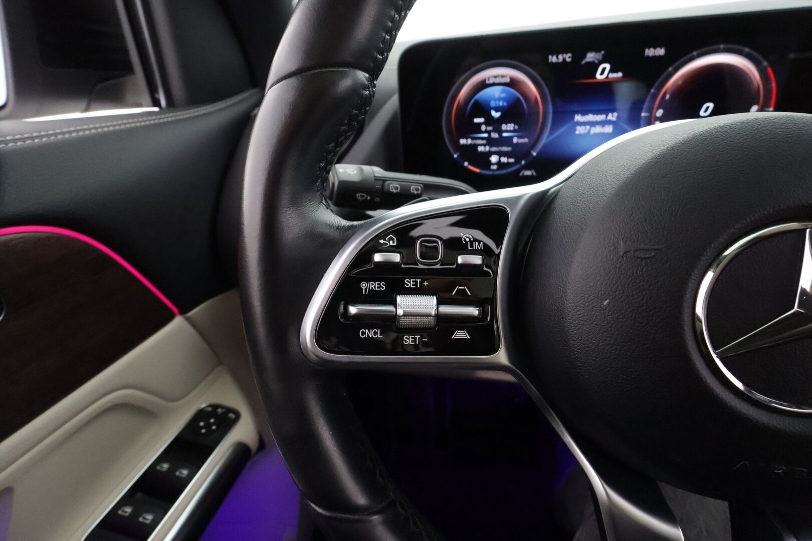 Mercedes-Benz GLA 2022 250 e A Business EQ Power * Panorama / Distronic / Widescreen / P.Kamera / Multibeam / Sportnahat Muistilla * - 1-om Suomi-auto / Akku kuntotarkastettu SoH 97% / 2x Latauskaapelit / Kahdet renkaat aluvanteila