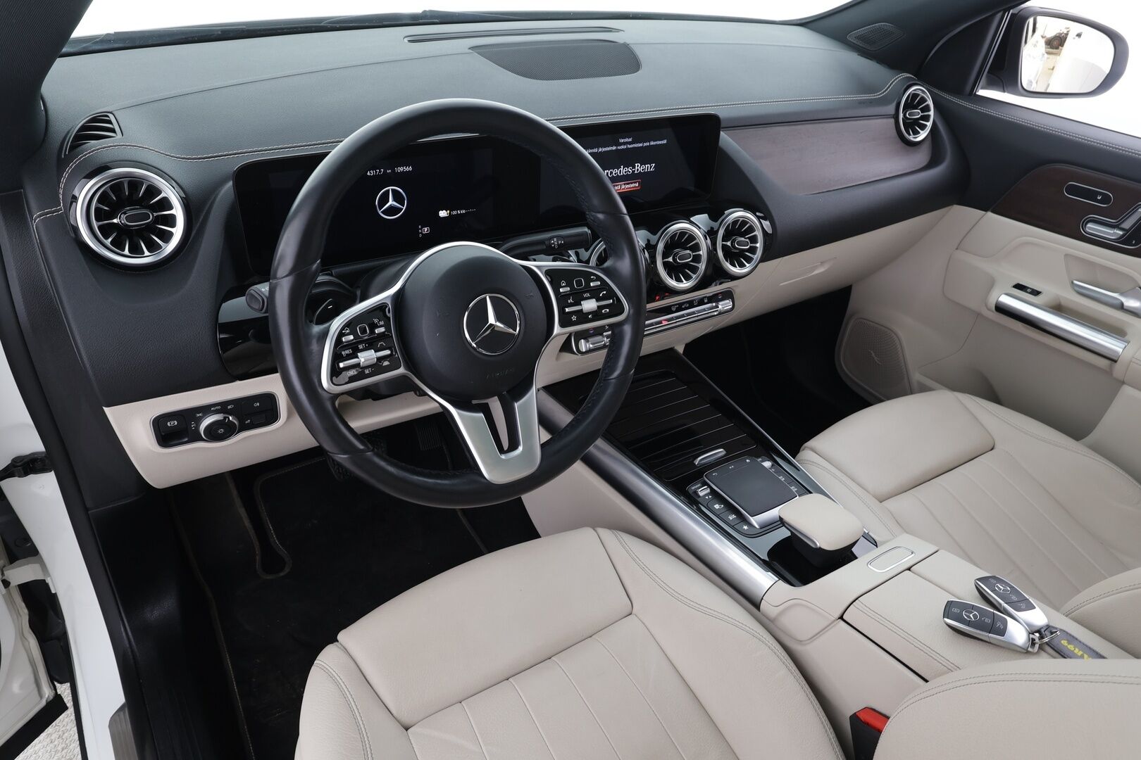 Mercedes-Benz GLA 2022 250 e A Business EQ Power * Panorama / Distronic / Widescreen / P.Kamera / Multibeam / Sportnahat Muistilla * - 1-om Suomi-auto / Akku kuntotarkastettu SoH 97% / 2x Latauskaapelit / Kahdet renkaat aluvanteila