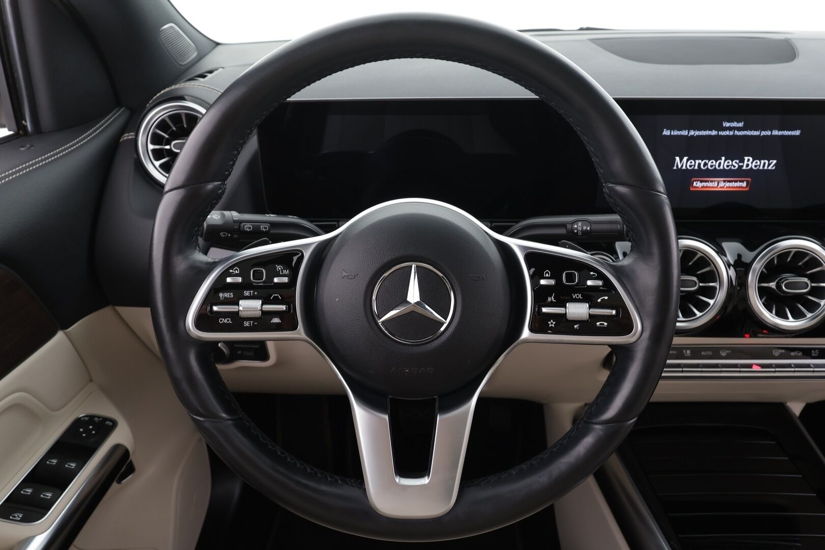 Mercedes-Benz GLA 2022 250 e A Business EQ Power * Panorama / Distronic / Widescreen / P.Kamera / Multibeam / Sportnahat Muistilla * - 1-om Suomi-auto / Akku kuntotarkastettu SoH 97% / 2x Latauskaapelit / Kahdet renkaat aluvanteila