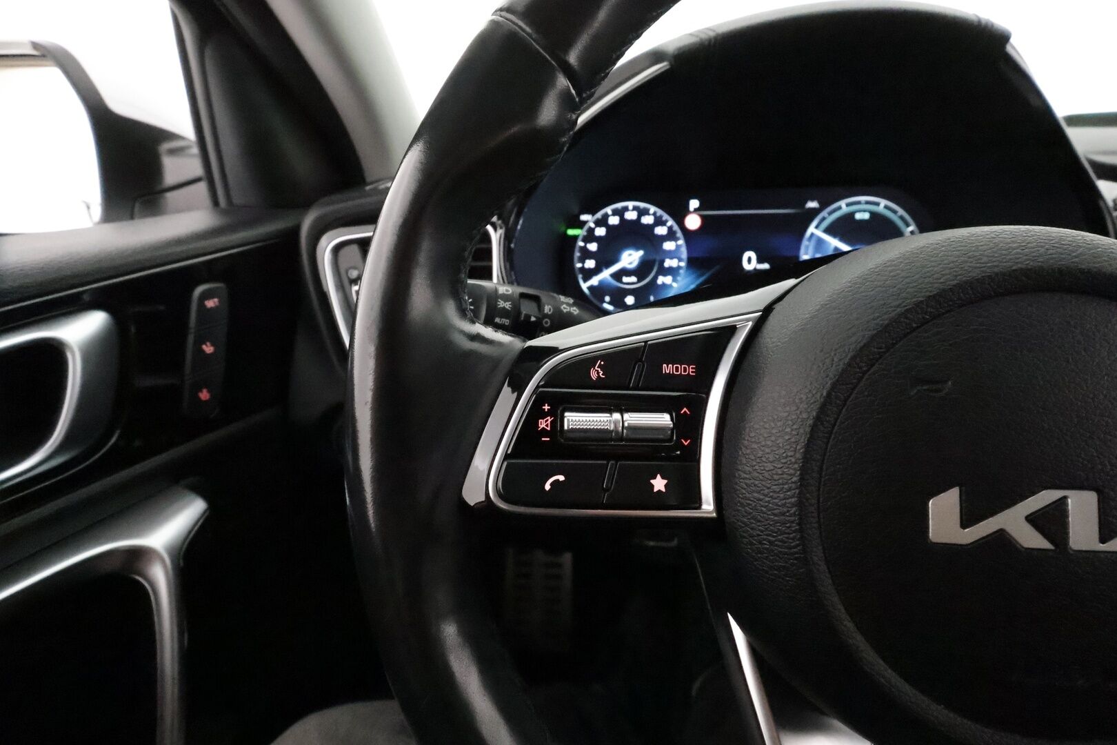 Kia Ceed 2022 1,6 GDI Plug-In Hybrid Business Premium SW DCT *ACC / Kamera / LED-valot / Ilmastoitu Muistipenkki* - Suomi-auto / Molemmat Latauskaapelit / Kahdet Kian alumiinivanteet