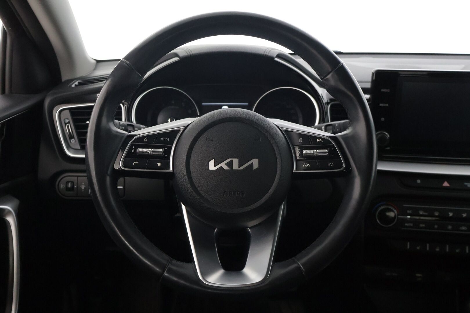 Kia Ceed 2022 1,0 T-GDI 120hv EX * 1-om. Suomiauto / Lohko+sisälämmitin / Kamera / Lämm. tuulilasi / Kaistavahti / Ratinlämmitin * - Facelift-malli & tehokkaammalla moottorilla! / App connect / Aut. Ilmastointi / 2x renkaat aluvanteilla - HULLUT AVAJAISHULINAT KORKOTARJOUS 3,29 %