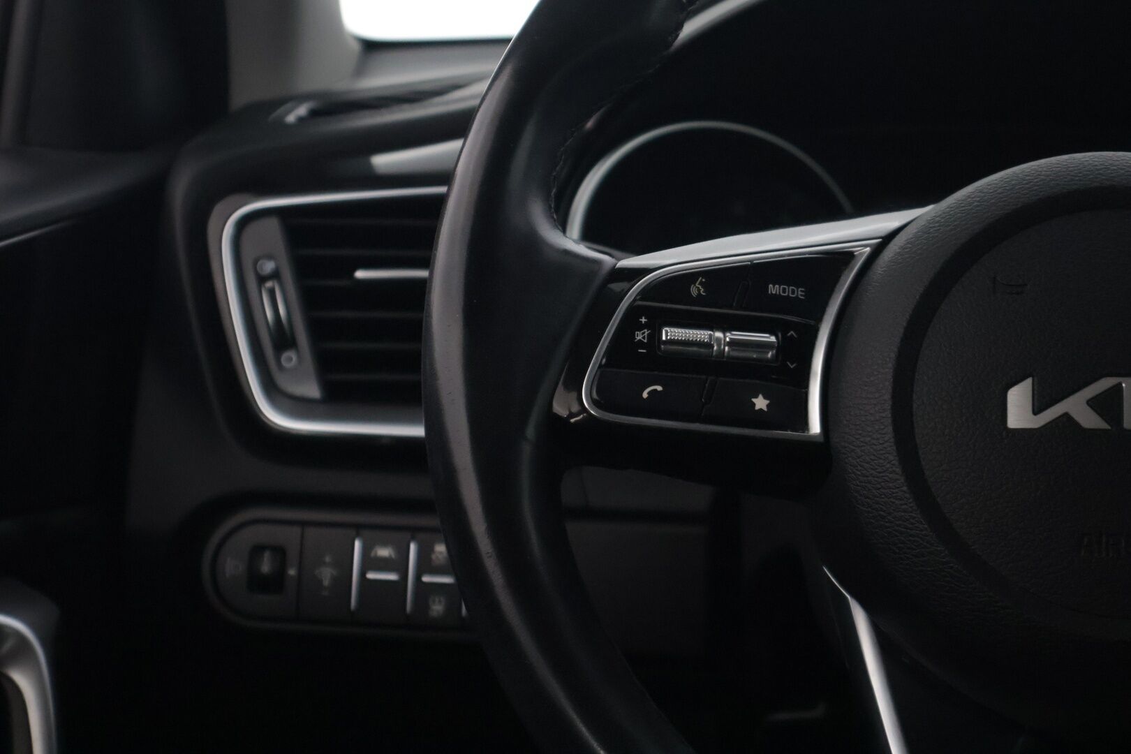 Kia Ceed 2022 1,0 T-GDI 120hv EX * 1-om. Suomiauto / Lohko+sisälämmitin / Kamera / Lämm. tuulilasi / Kaistavahti / Ratinlämmitin * - Facelift-malli & tehokkaammalla moottorilla! / App connect / Aut. Ilmastointi / 2x renkaat aluvanteilla - HULLUT AVAJAISHULINAT KORKOTARJOUS 3,29 %