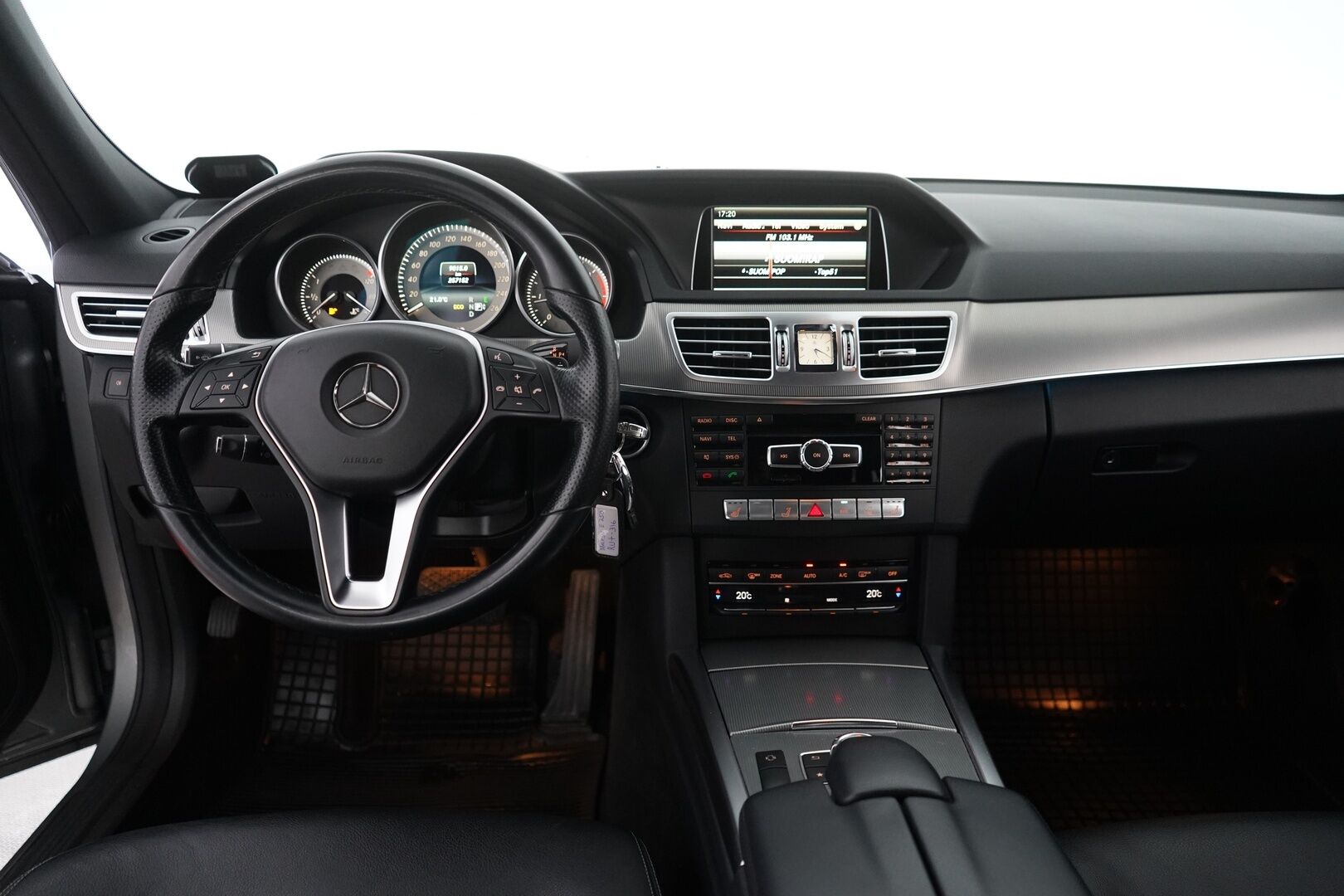 Mercedes-Benz E 2013 250 CDI BE T 4Matic A * Webasto / Koukku / Vakkari / Tutkat / LED-ajovalot  / Blam * - Kahdet renkaat / Myydään juuri huollettuna & katsastettuna / Facelift 